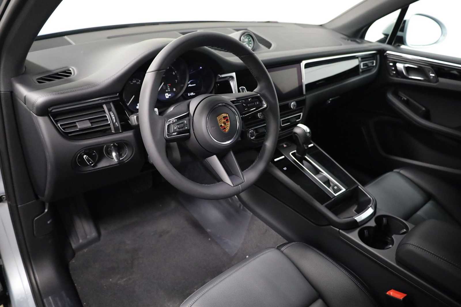Thumbnail: 2026 Porsche Macan - 4