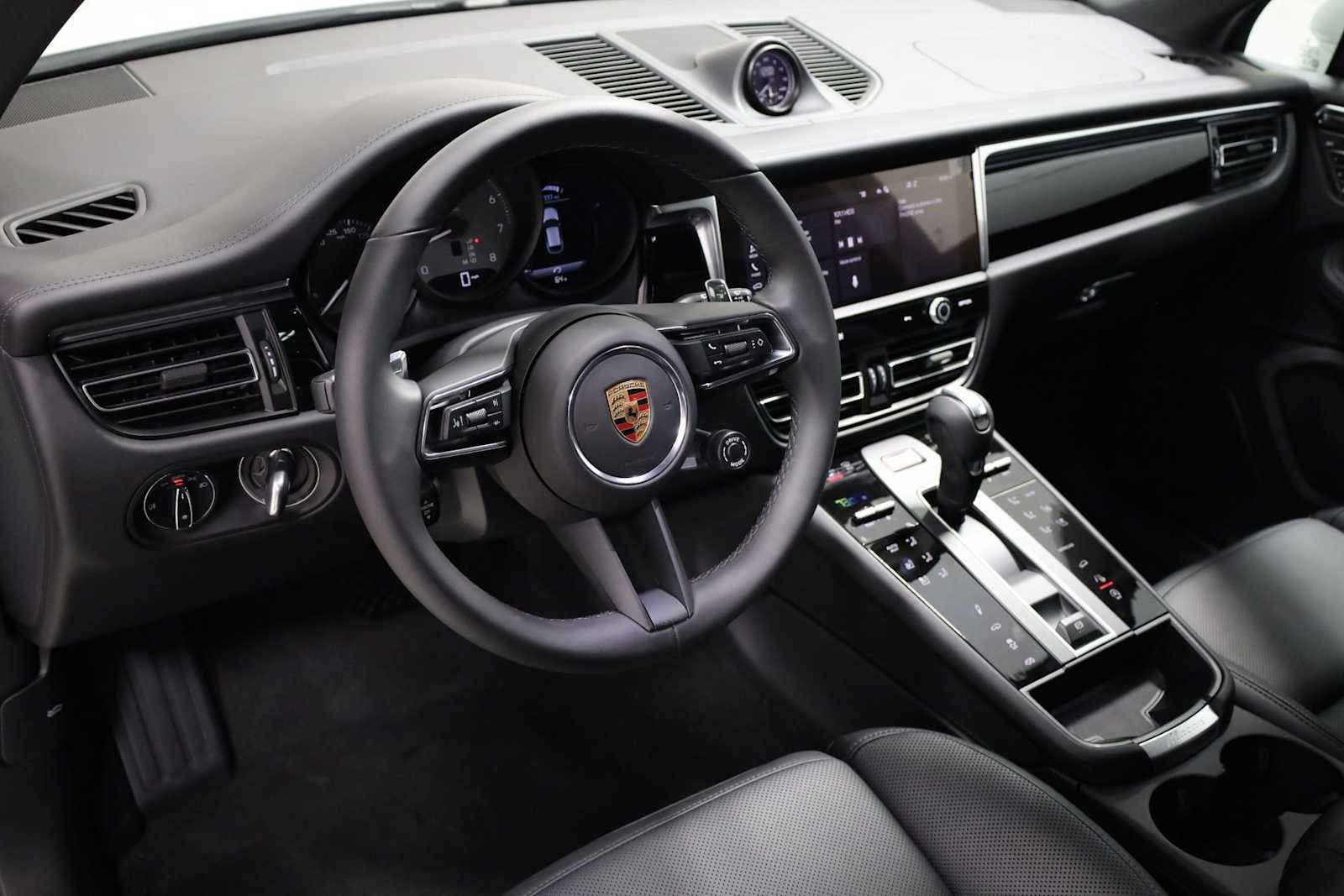 Thumbnail: 2026 Porsche Macan - 4