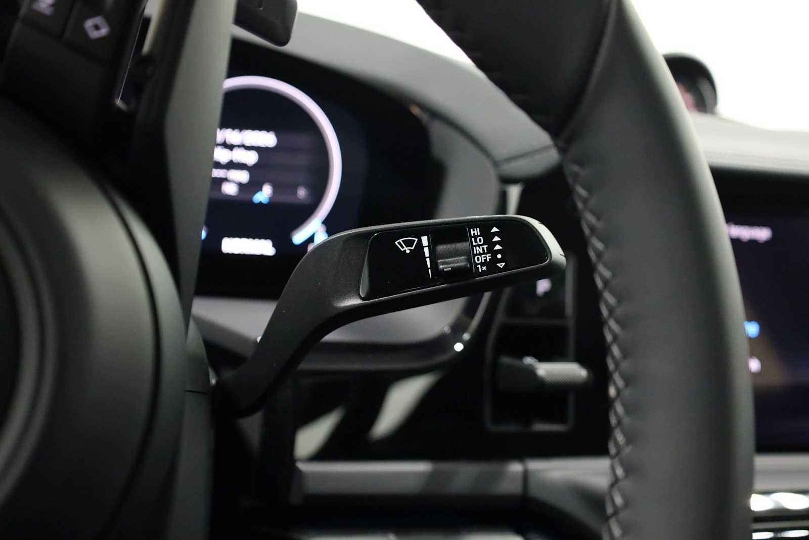 Thumbnail: 2026 Porsche Panamera - 30