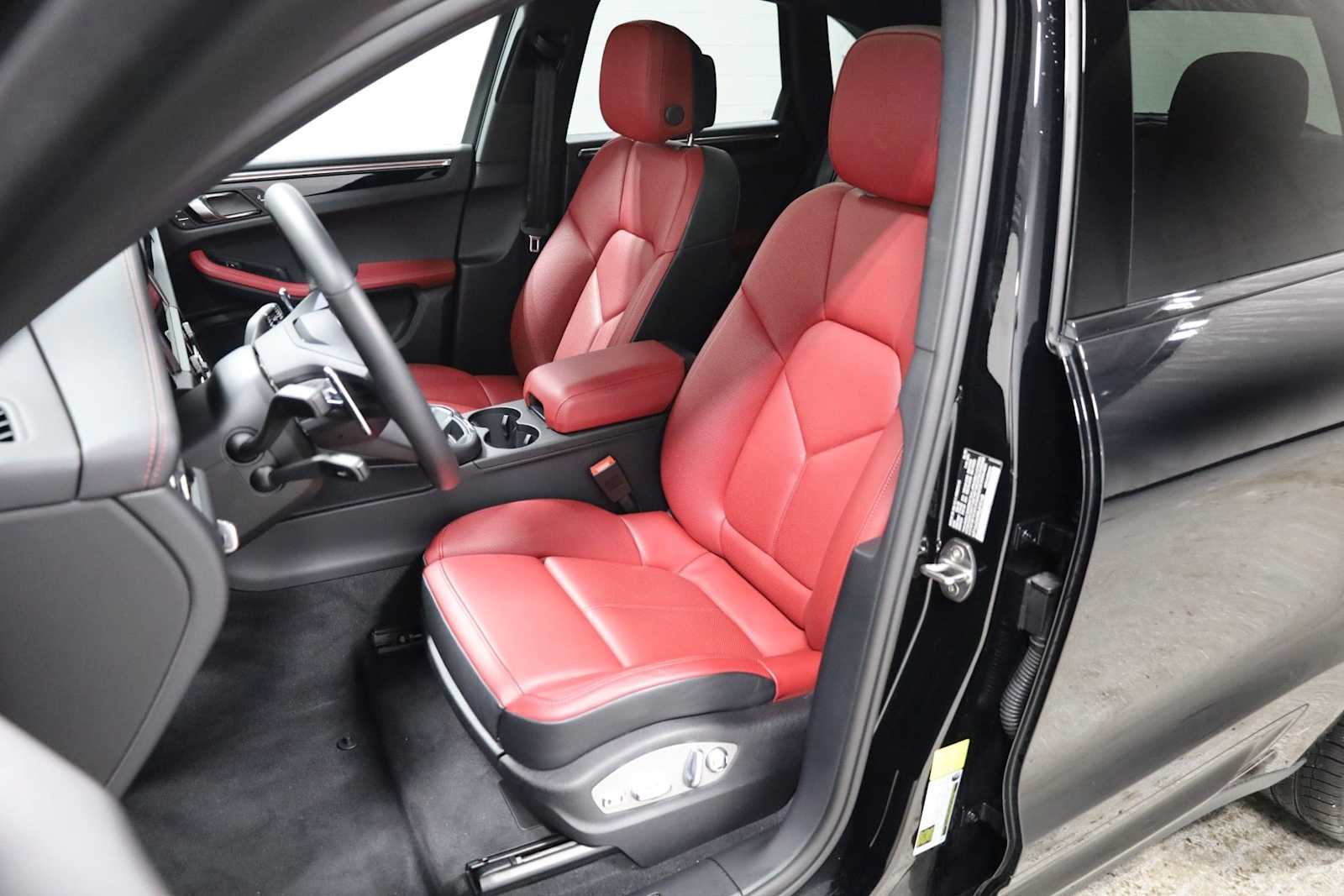 Thumbnail: 2025 Porsche Macan - 5