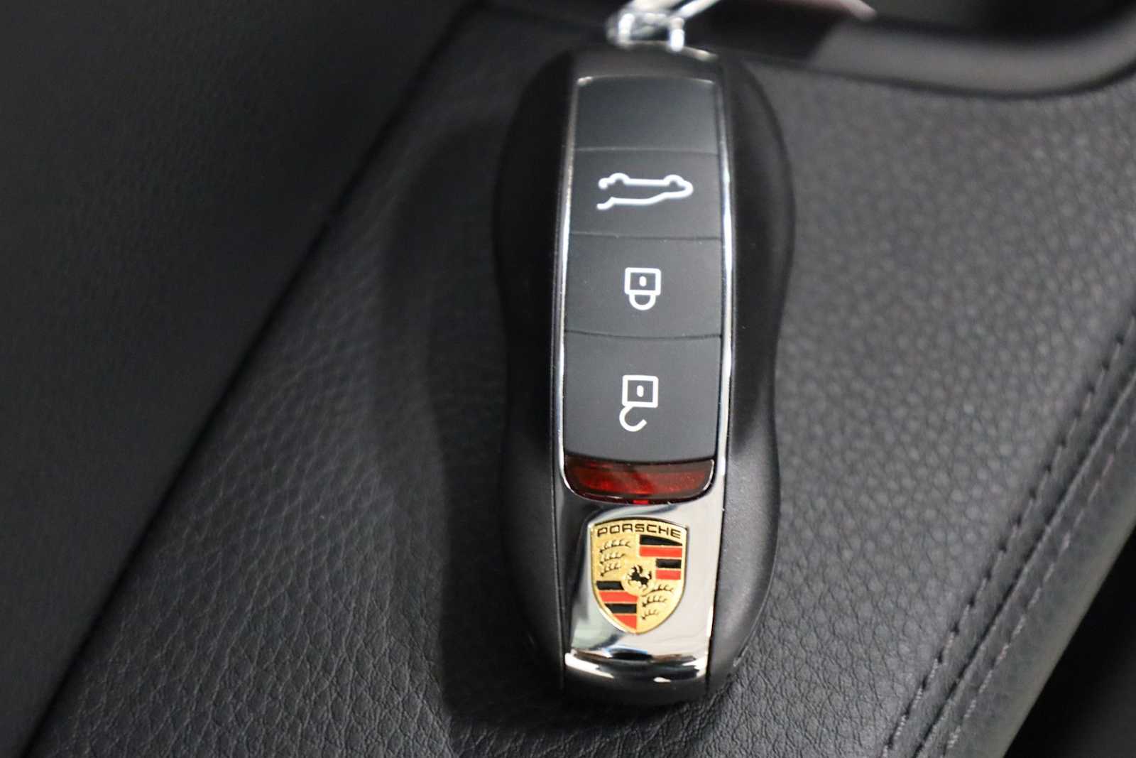 Thumbnail: 2026 Porsche Macan - 43