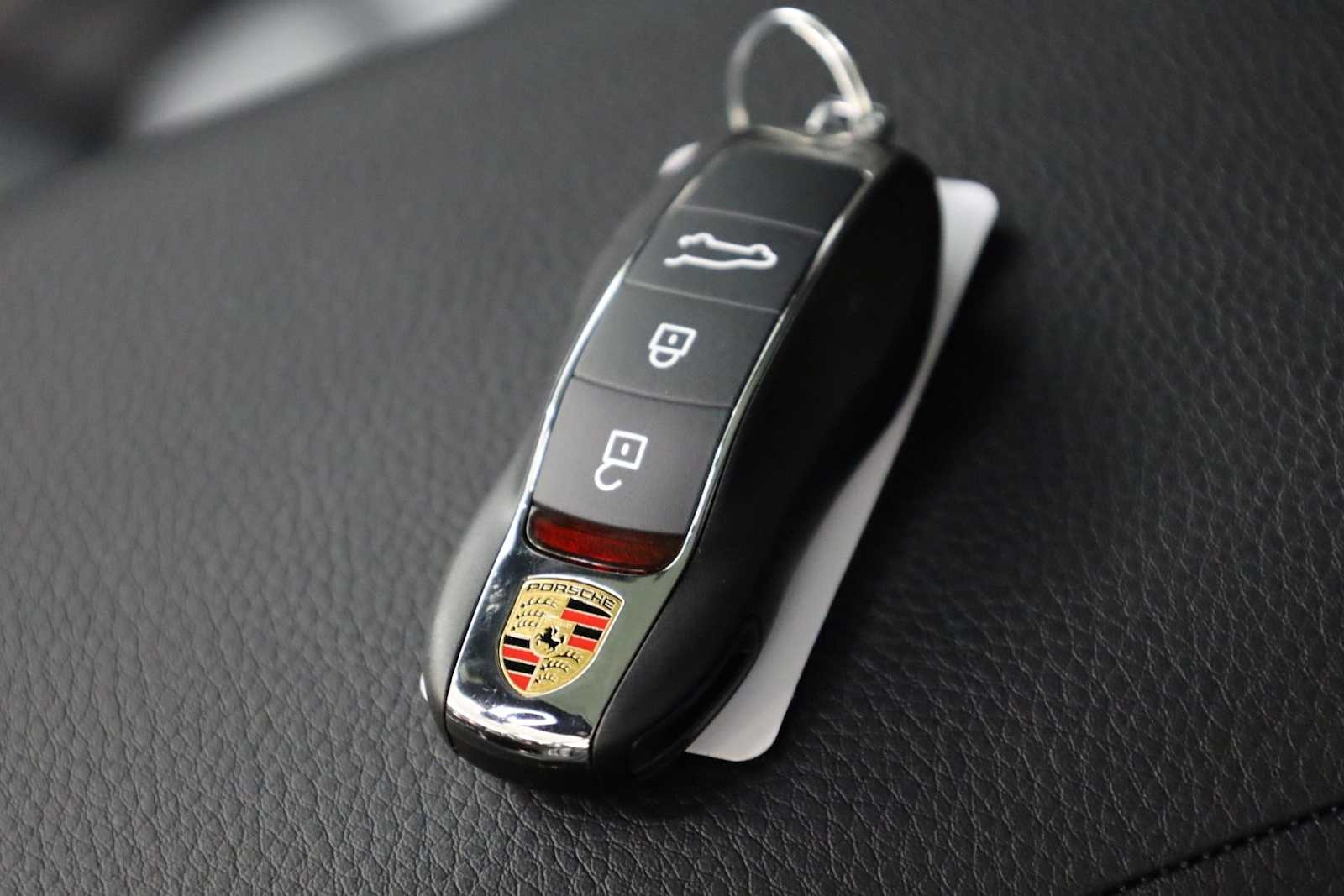 Thumbnail: 2026 Porsche Macan - 43