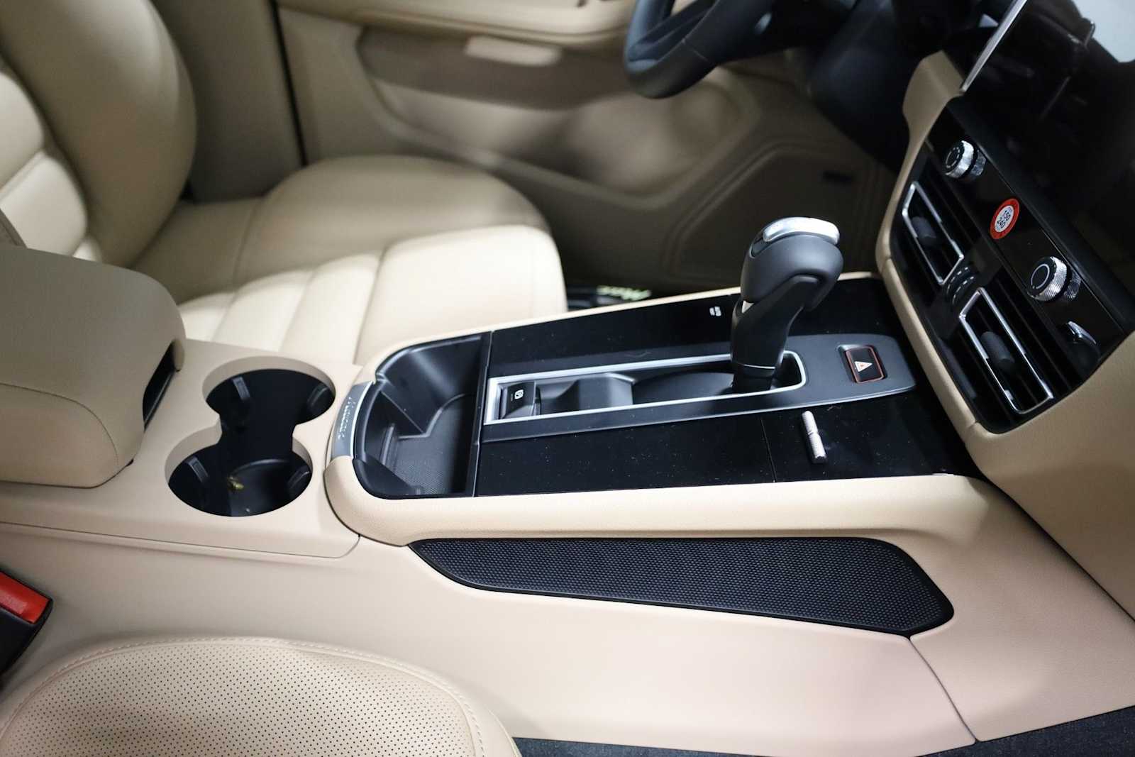 Thumbnail: 2026 Porsche Macan - 21