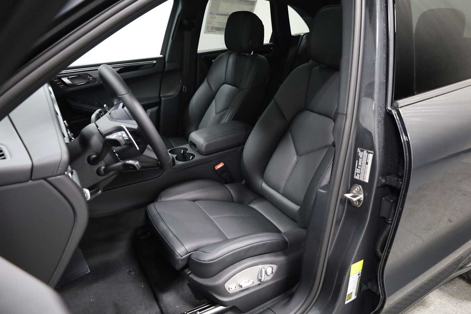 Thumbnail: 2026 Porsche Macan - 5