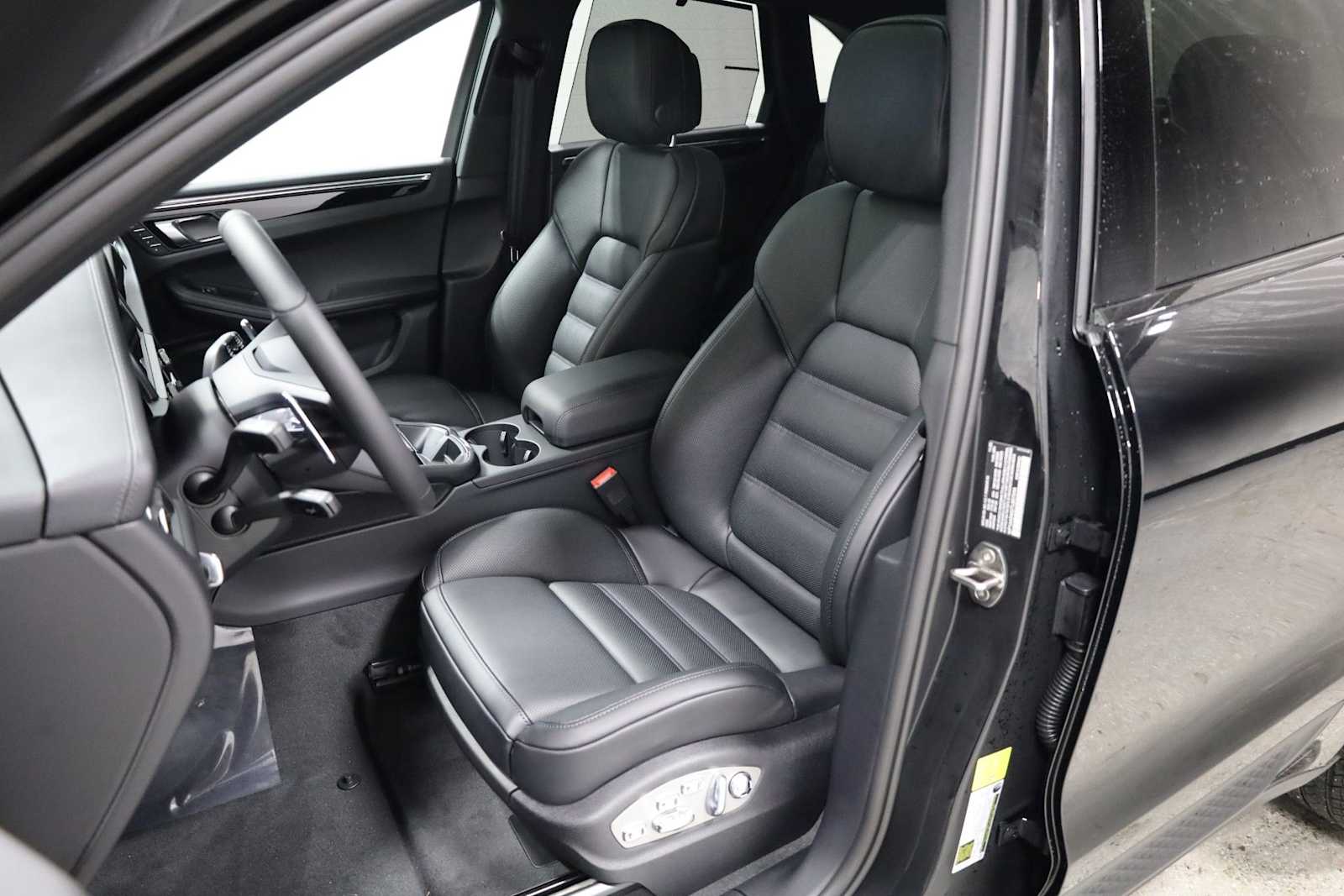 Thumbnail: 2026 Porsche Macan - 5