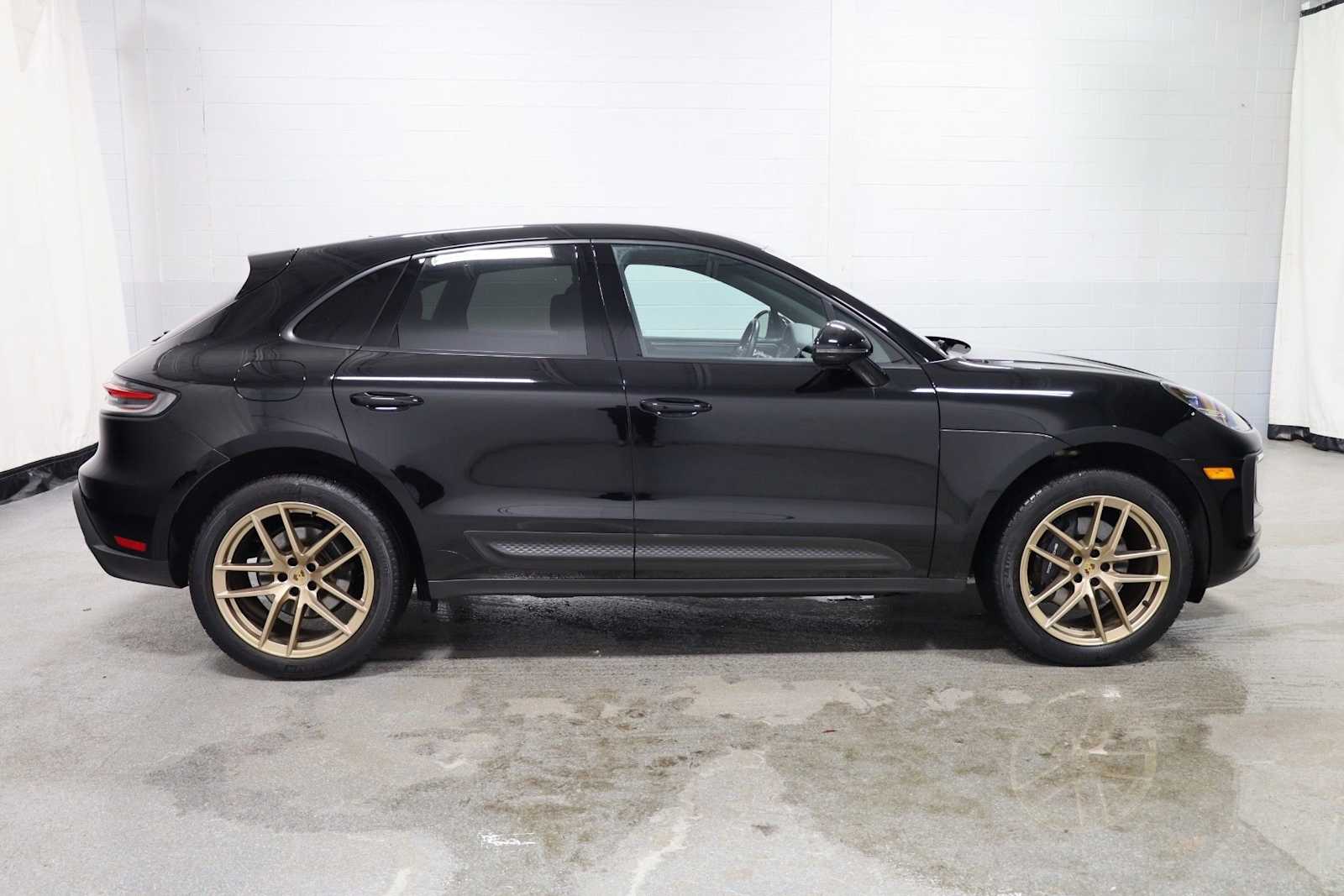 Thumbnail: 2023 Porsche Macan - 10