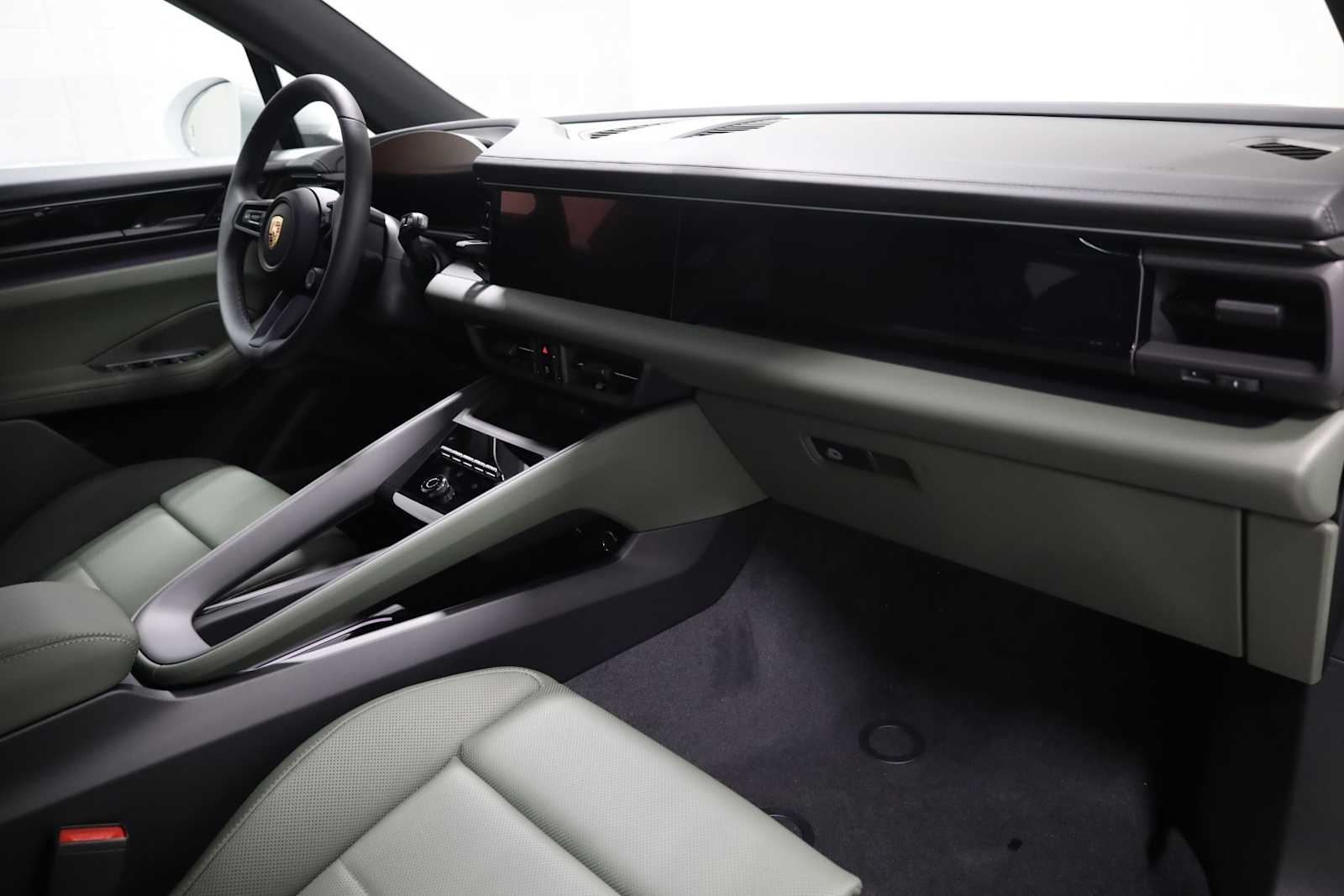 Thumbnail: 2025 Porsche Macan - 6