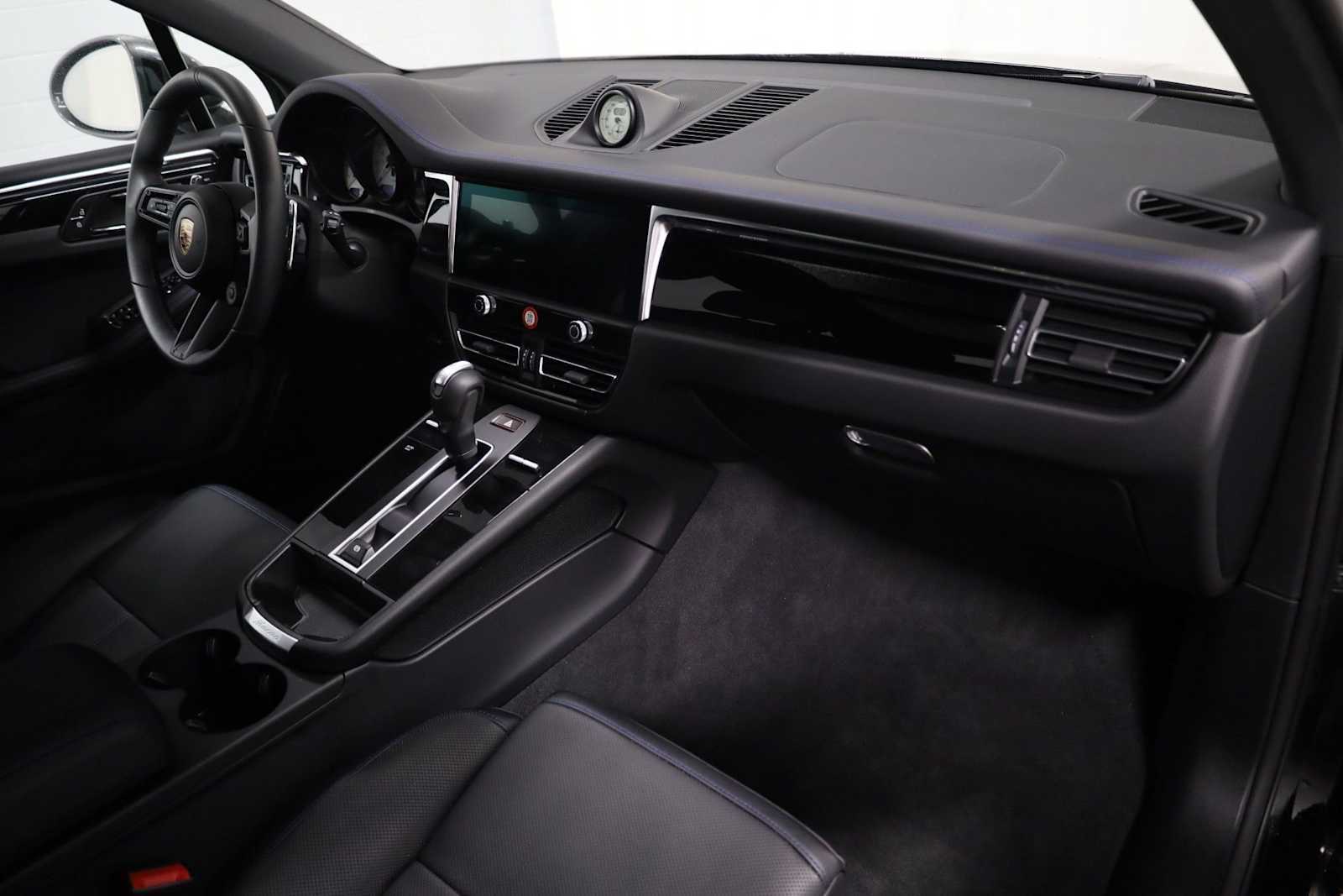 Thumbnail: 2025 Porsche Macan - 6