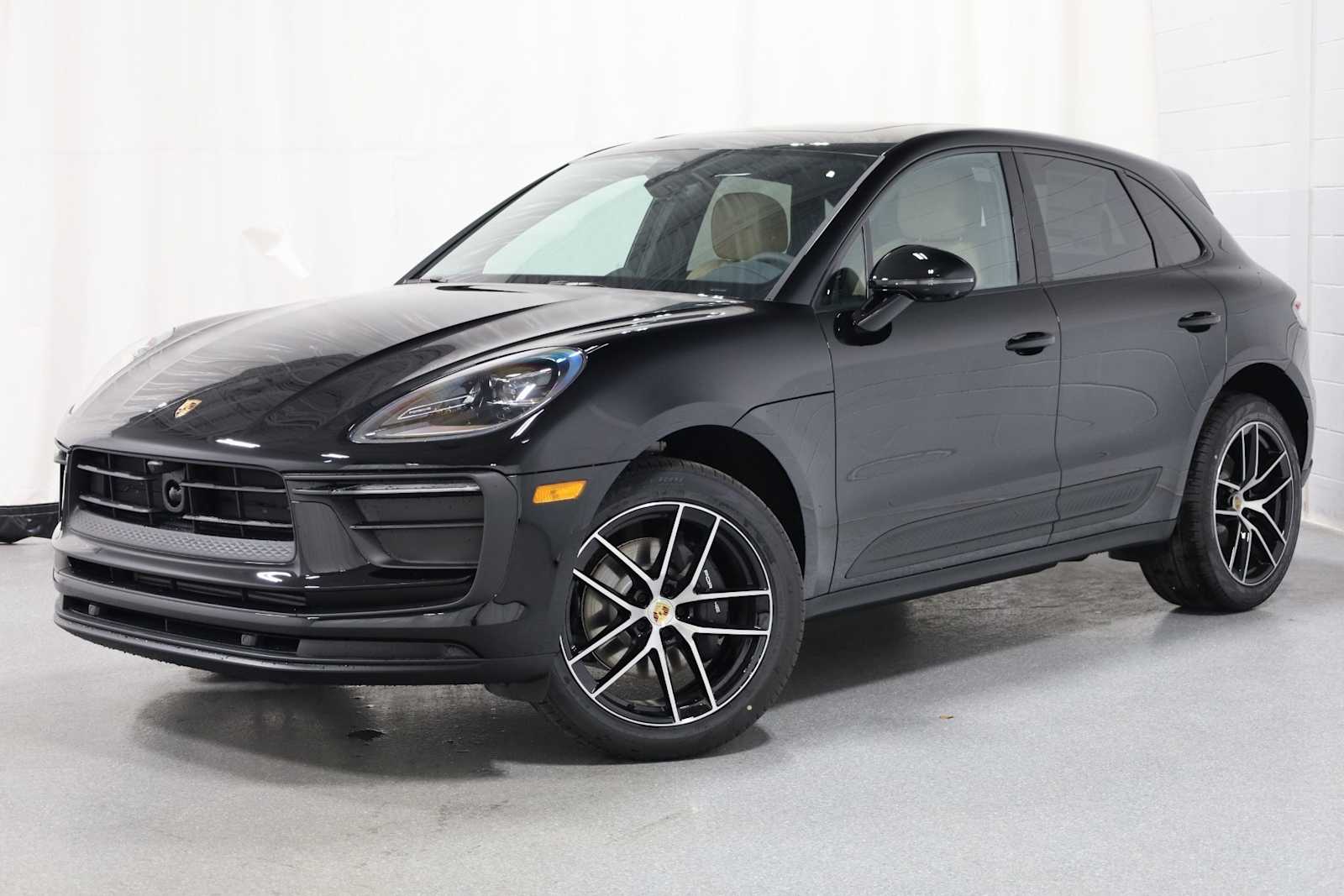 Thumbnail: 2025 Porsche Macan - 1