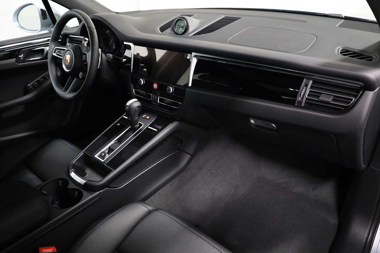 Thumbnail: 2026 Porsche Macan - 6