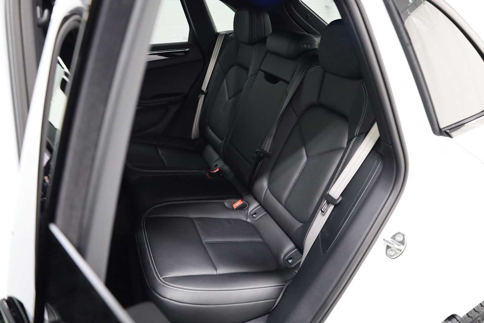 Thumbnail: 2026 Porsche Macan - 35