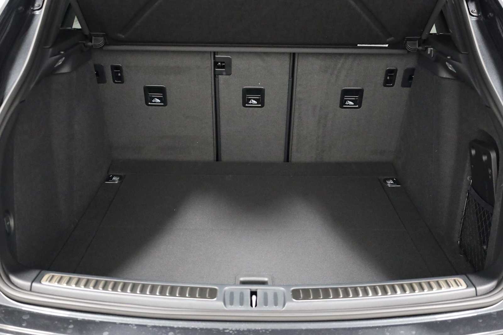 Thumbnail: 2026 Porsche Macan - 41