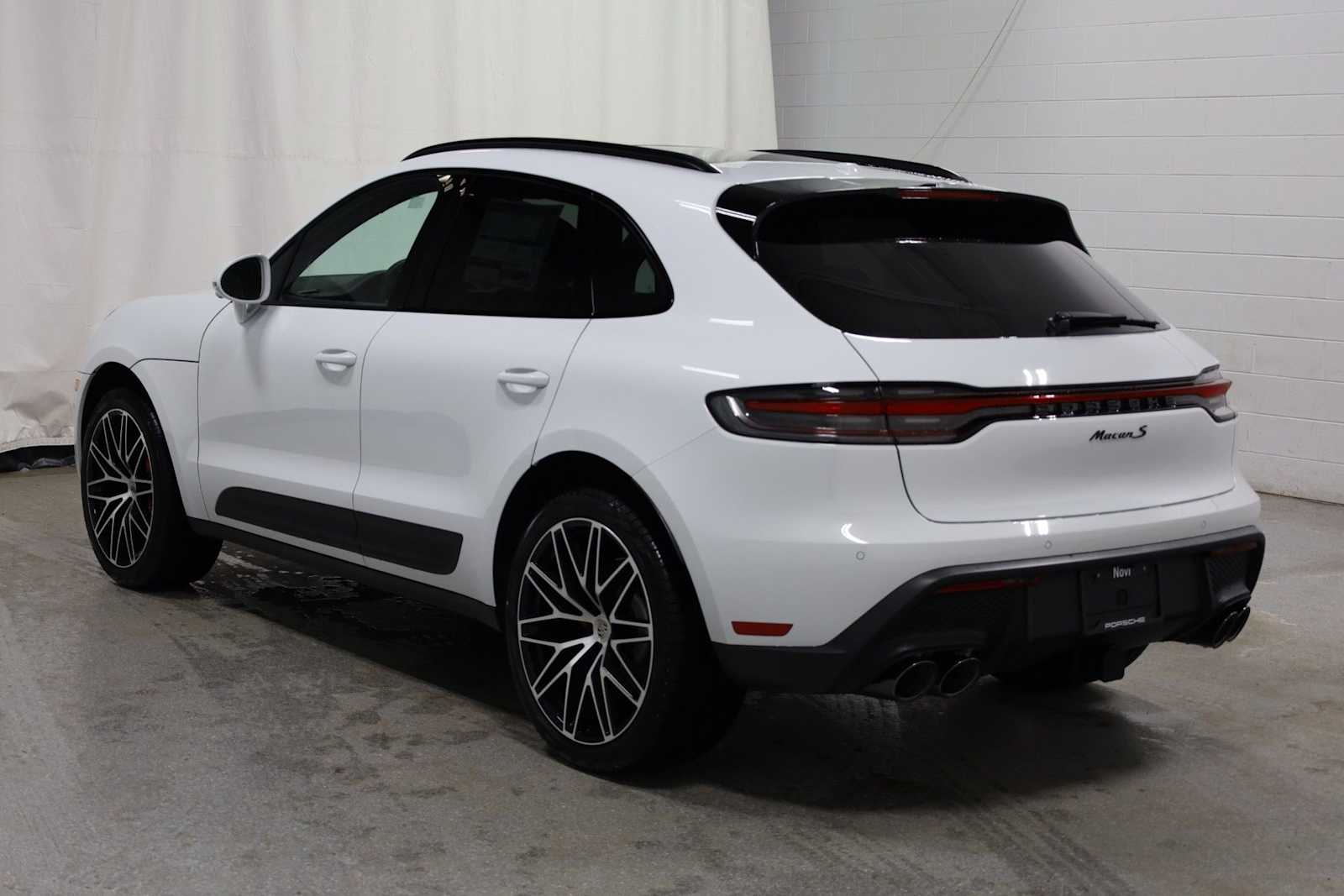 Thumbnail: 2026 Porsche Macan - 3