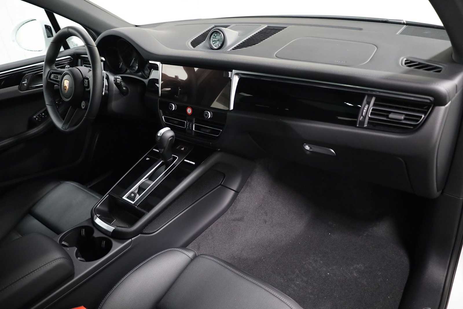 Thumbnail: 2026 Porsche Macan - 6