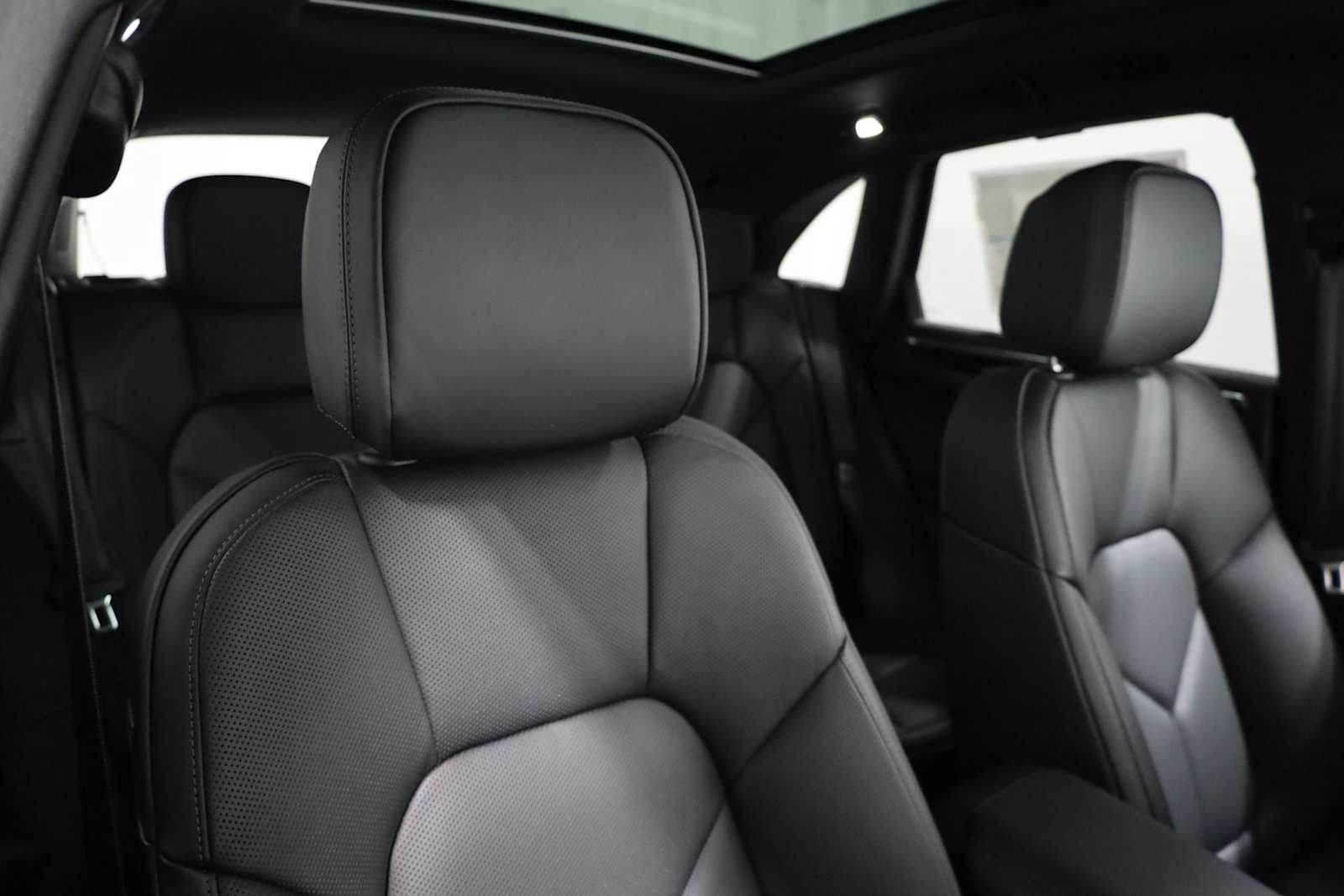 Thumbnail: 2026 Porsche Macan - 22