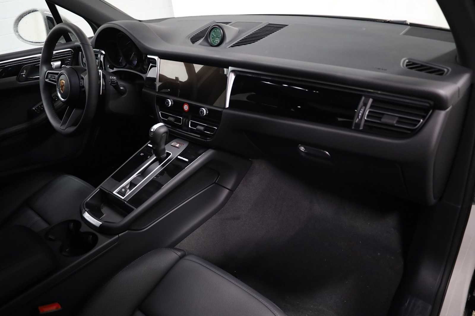 Thumbnail: 2026 Porsche Macan - 6