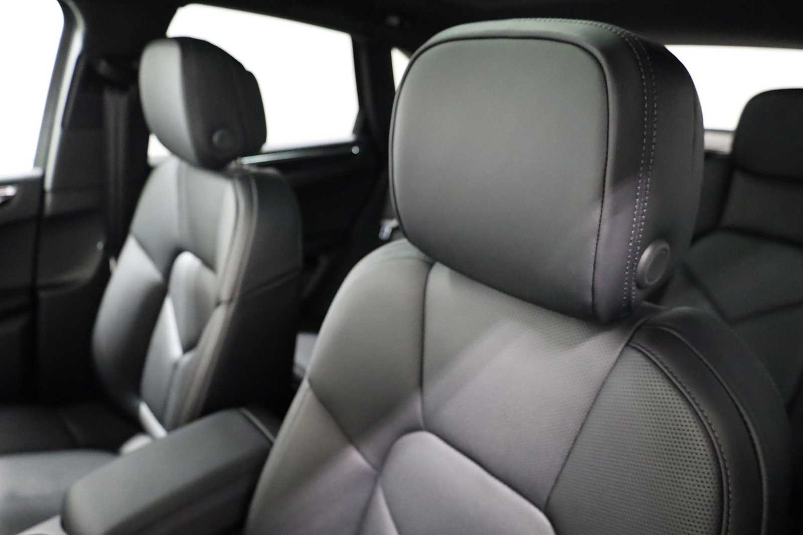 Thumbnail: 2026 Porsche Macan - 19