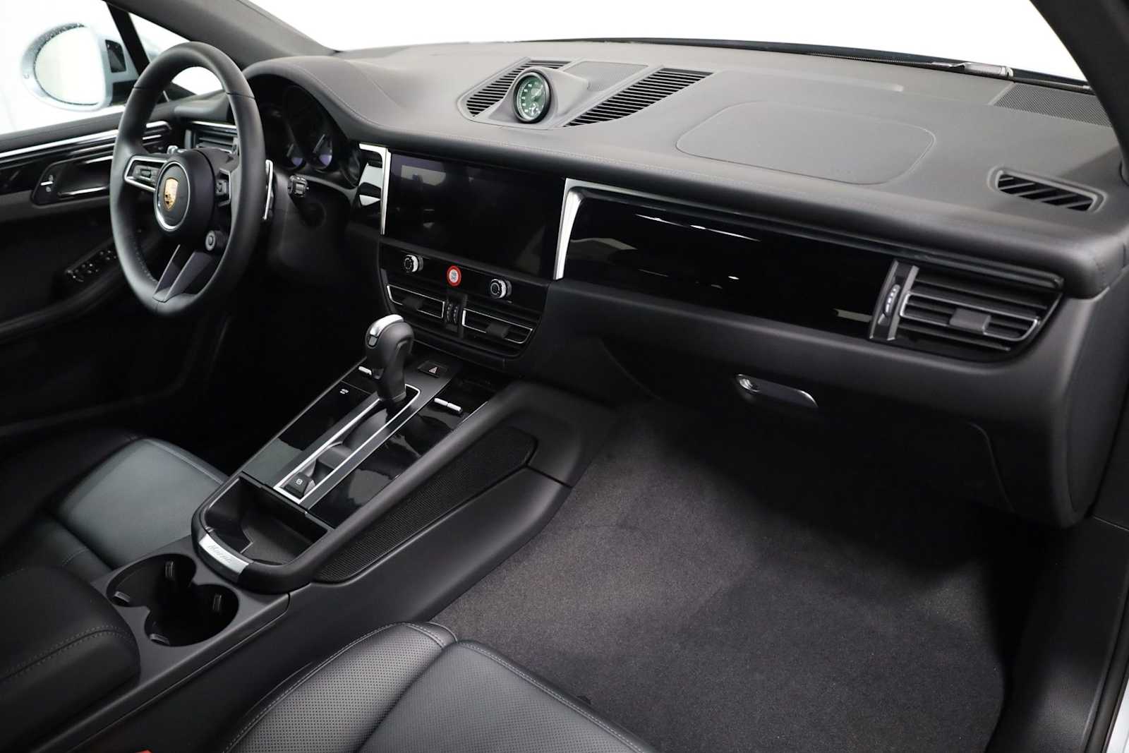 Thumbnail: 2026 Porsche Macan - 6