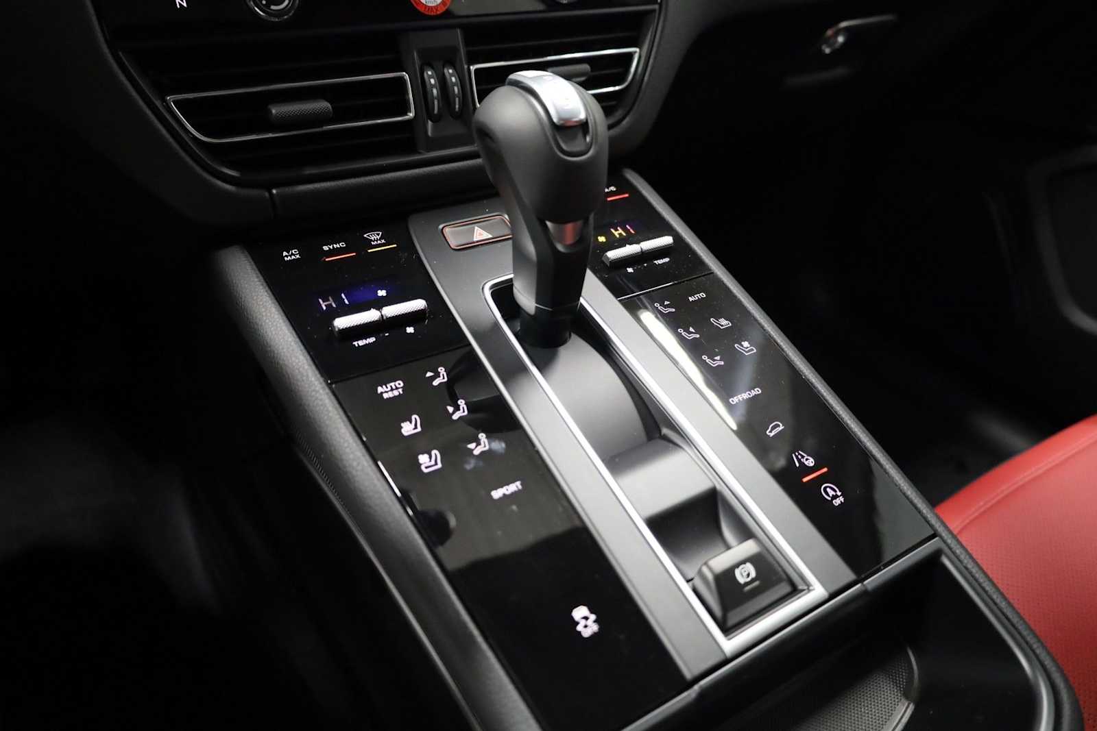 Thumbnail: 2026 Porsche Macan - 29