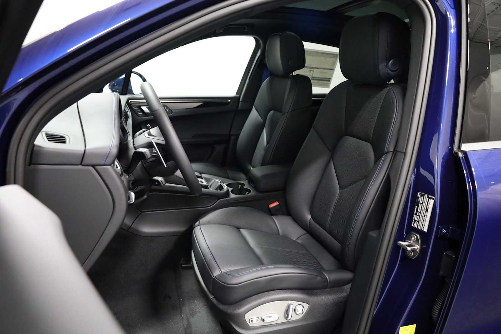 Thumbnail: 2026 Porsche Macan - 5