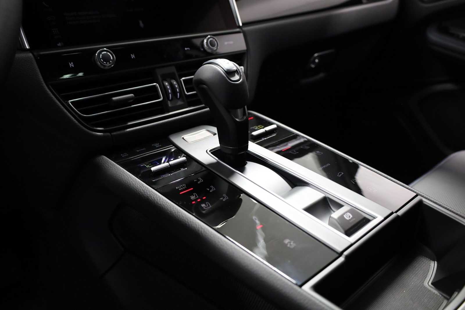 Thumbnail: 2026 Porsche Macan - 29