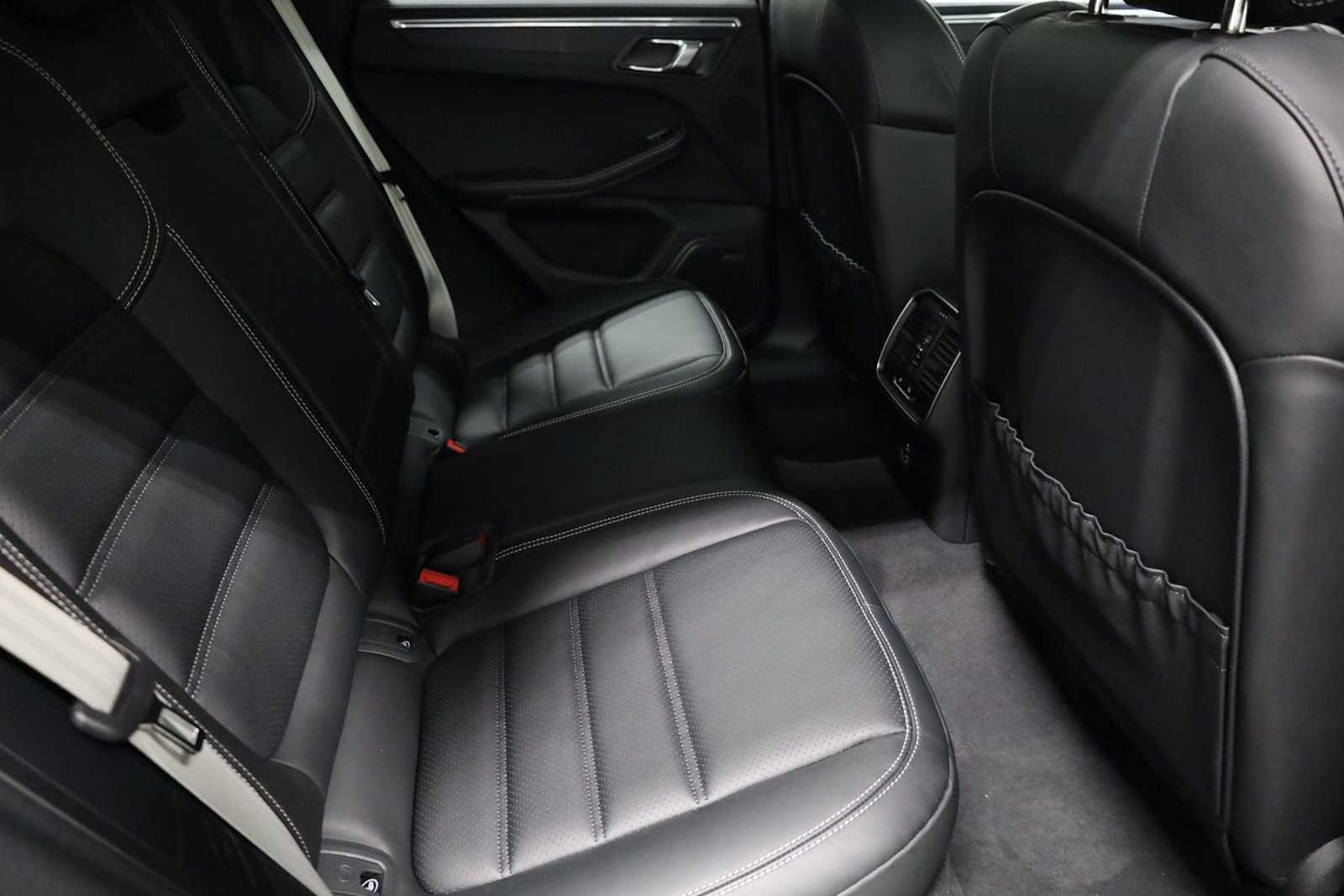 Thumbnail: 2025 Porsche Macan - 37