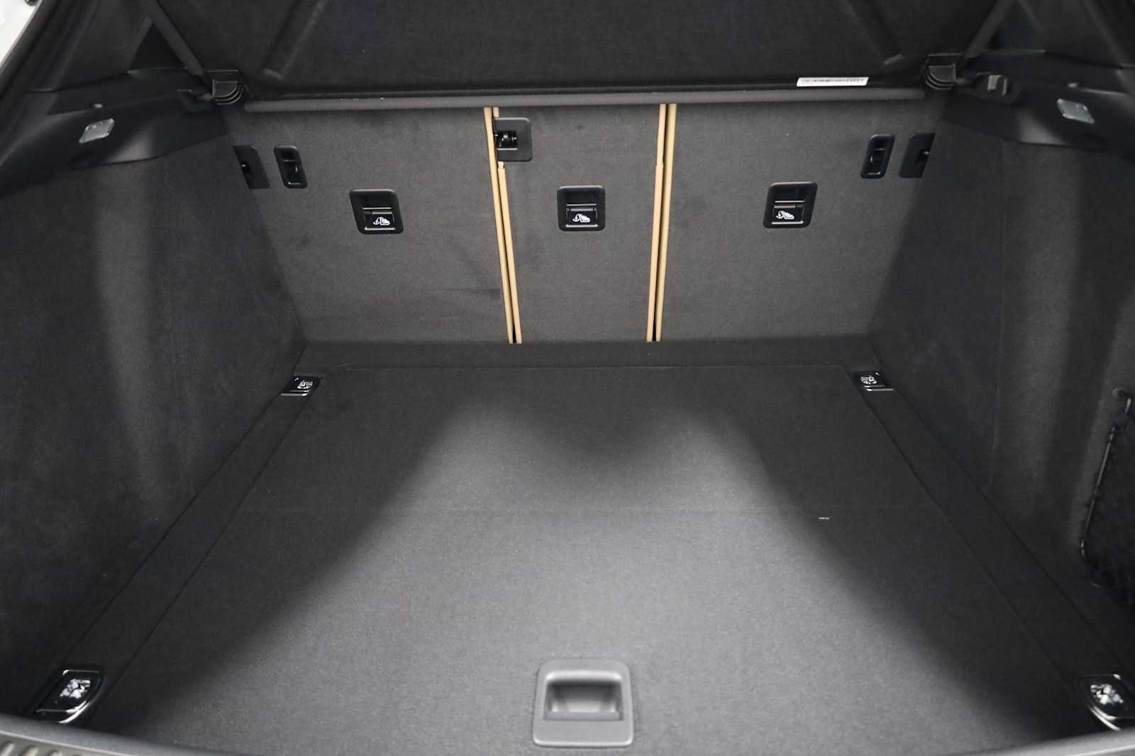 Thumbnail: 2026 Porsche Macan - 40