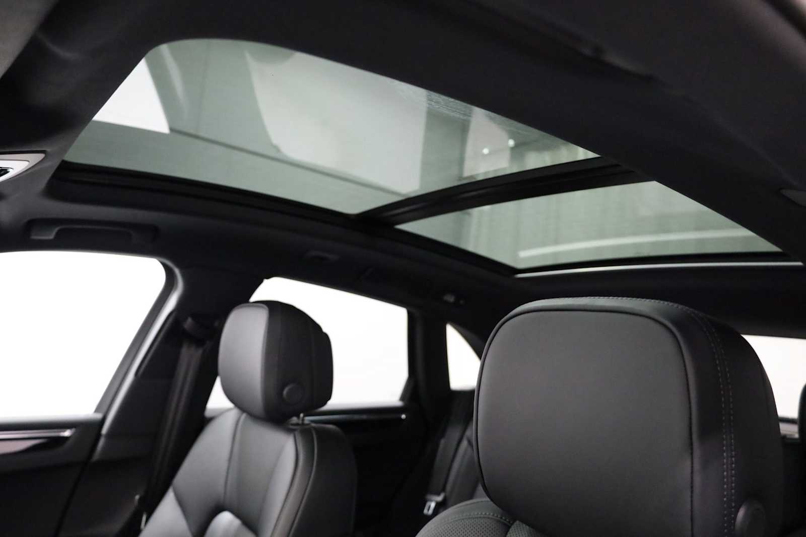 Thumbnail: 2026 Porsche Macan - 20