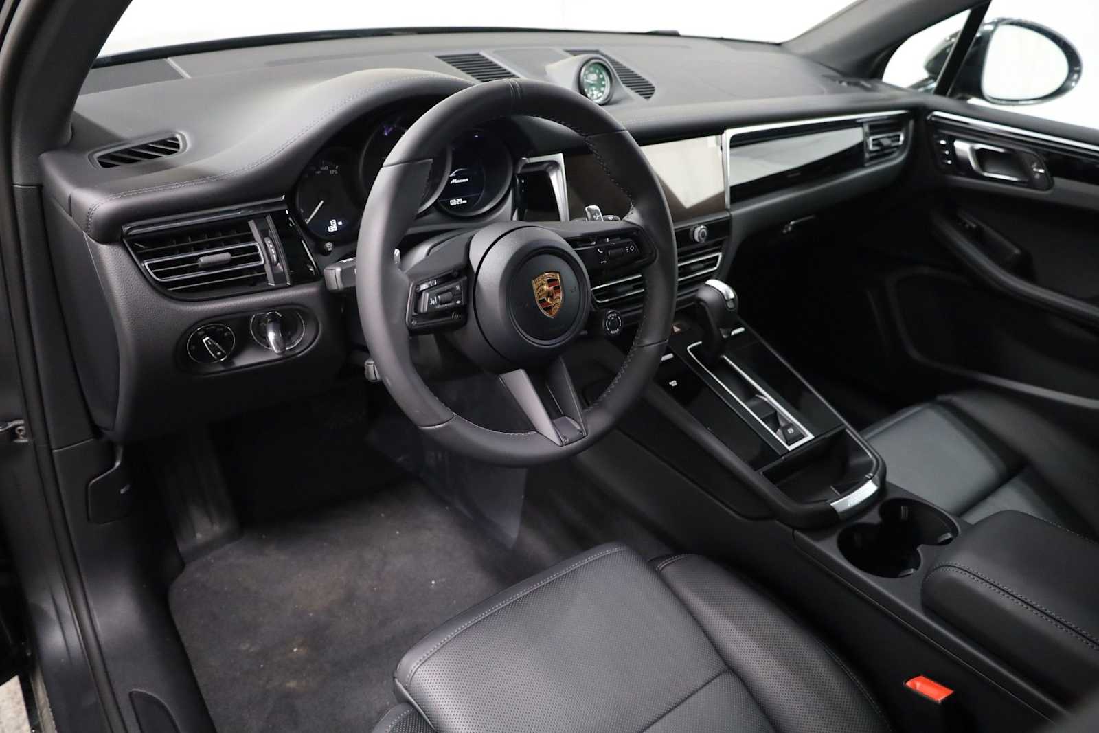 Thumbnail: 2026 Porsche Macan - 4