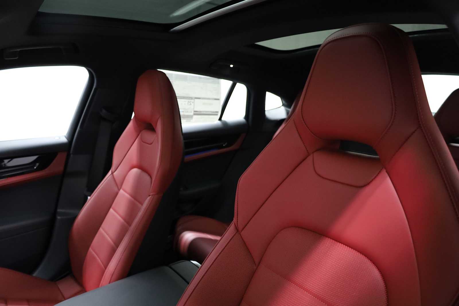 Thumbnail: 2025 Porsche Panamera - 19