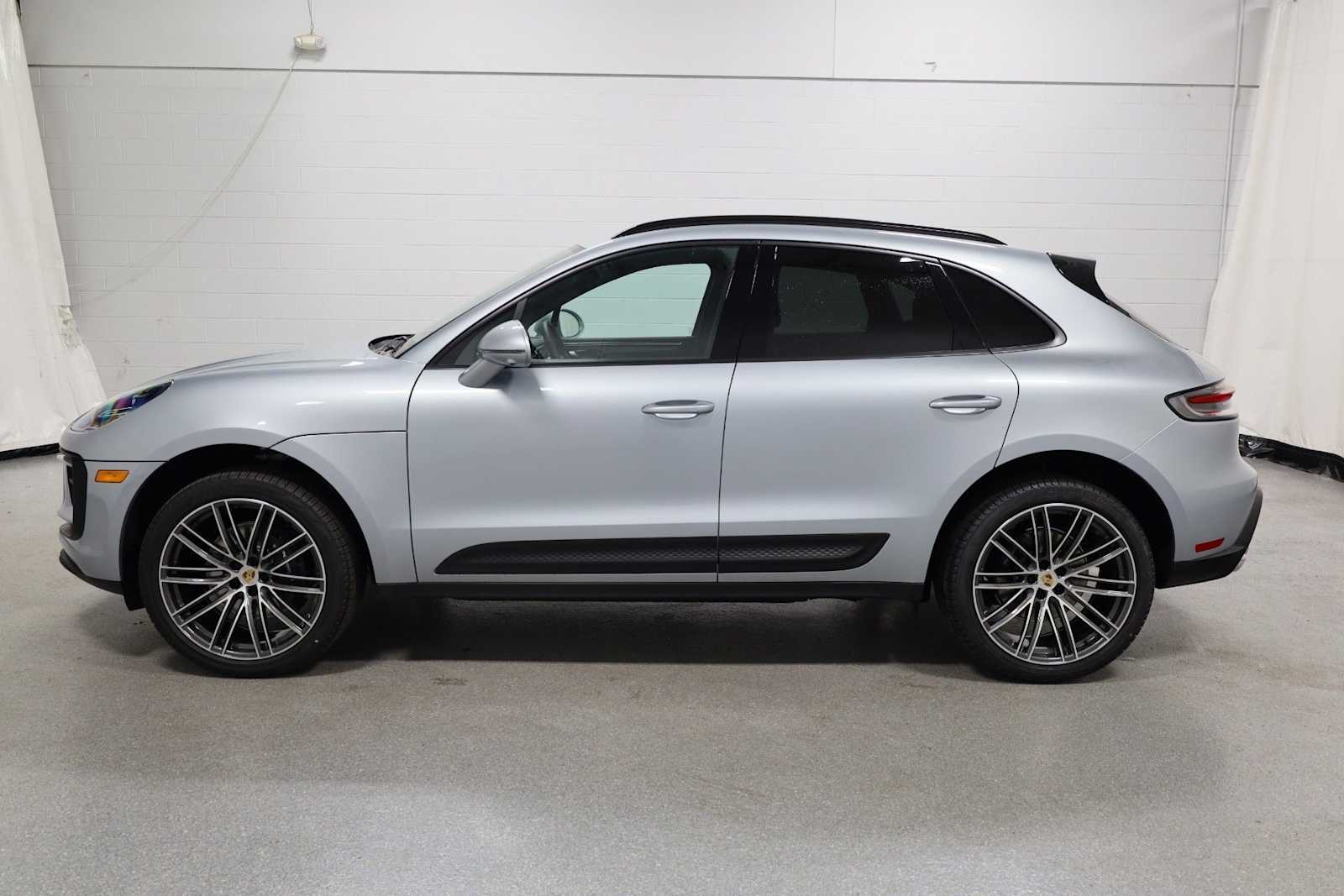 Thumbnail: 2026 Porsche Macan - 2