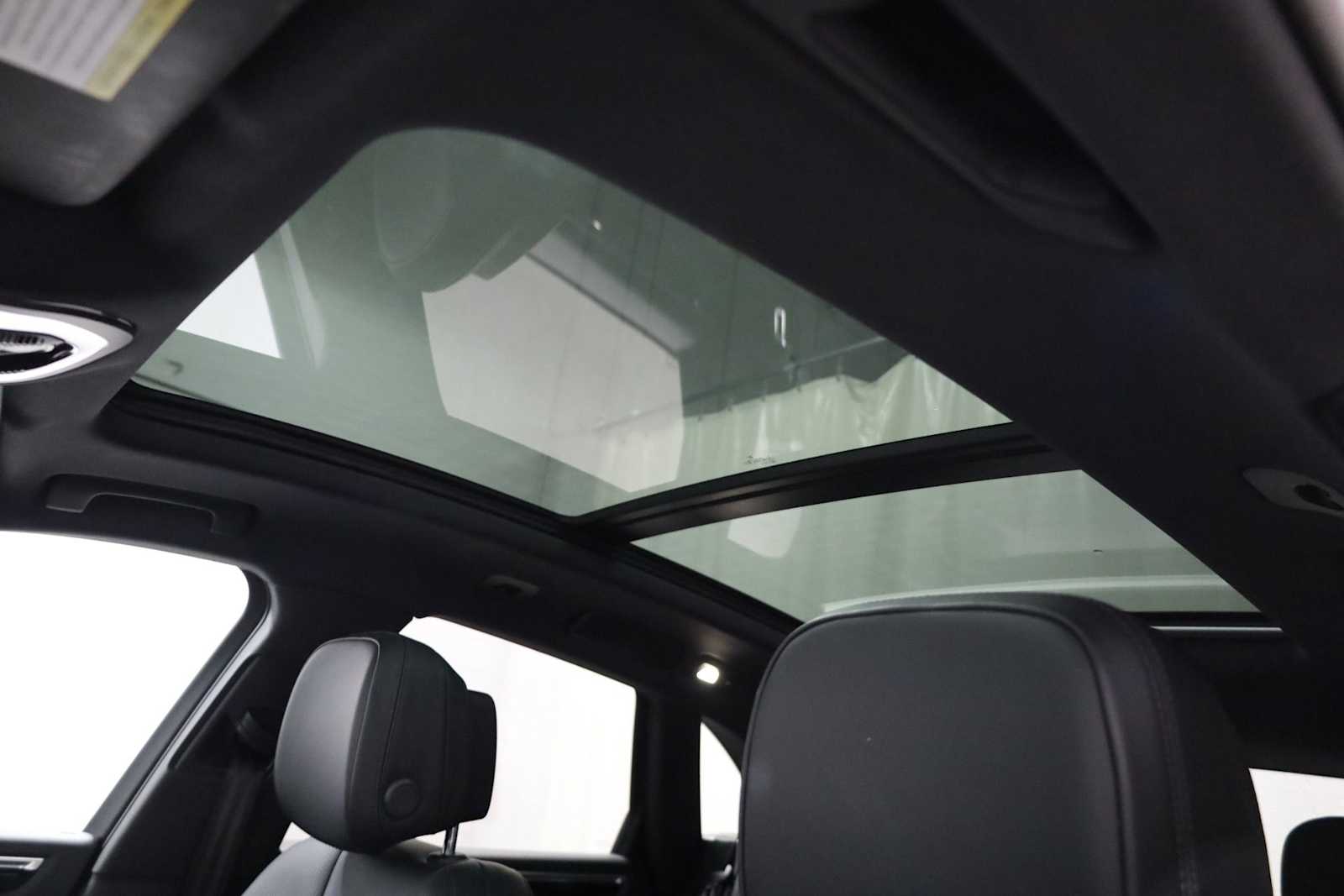 Thumbnail: 2023 Porsche Macan - 20