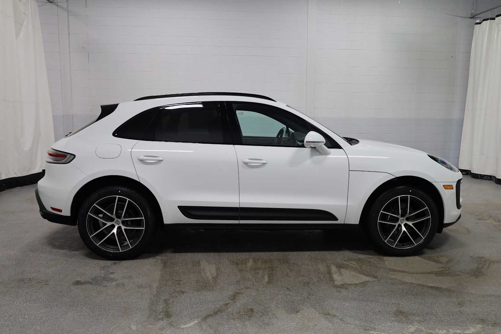Thumbnail: 2026 Porsche Macan - 10