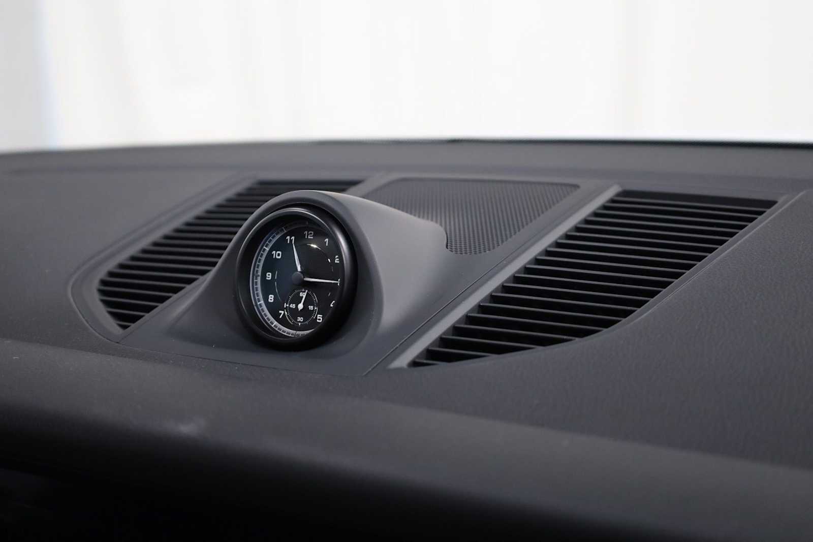 Thumbnail: 2026 Porsche Macan - 23