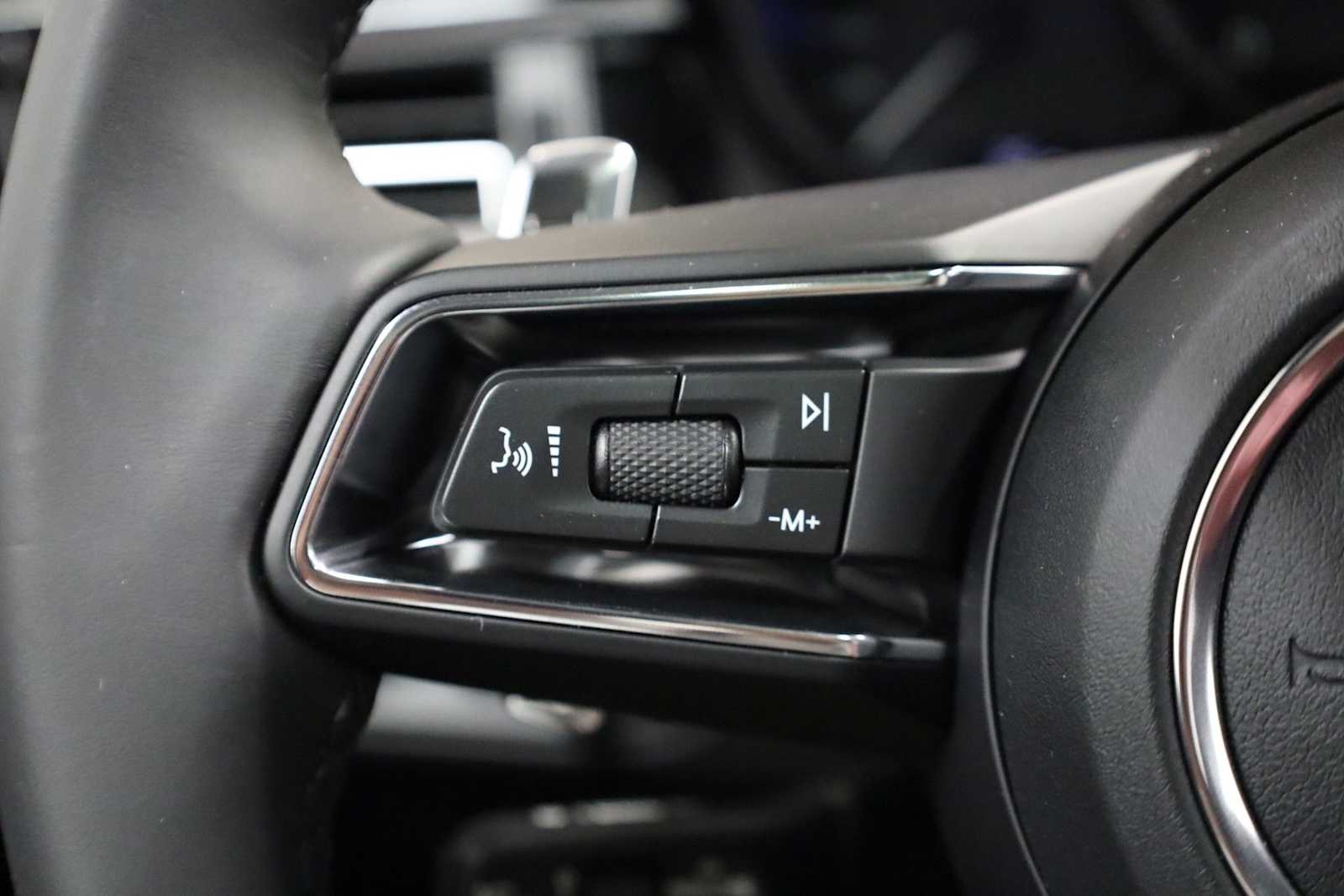 Thumbnail: 2026 Porsche Macan - 27