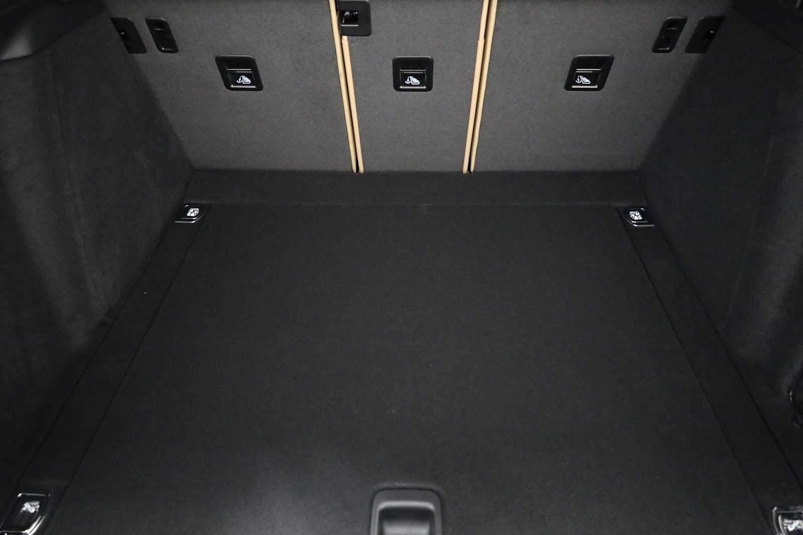 Thumbnail: 2026 Porsche Macan - 42