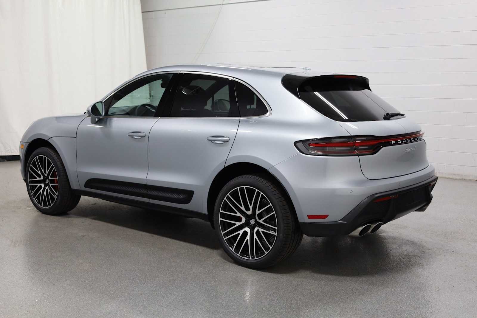 Thumbnail: 2026 Porsche Macan - 3
