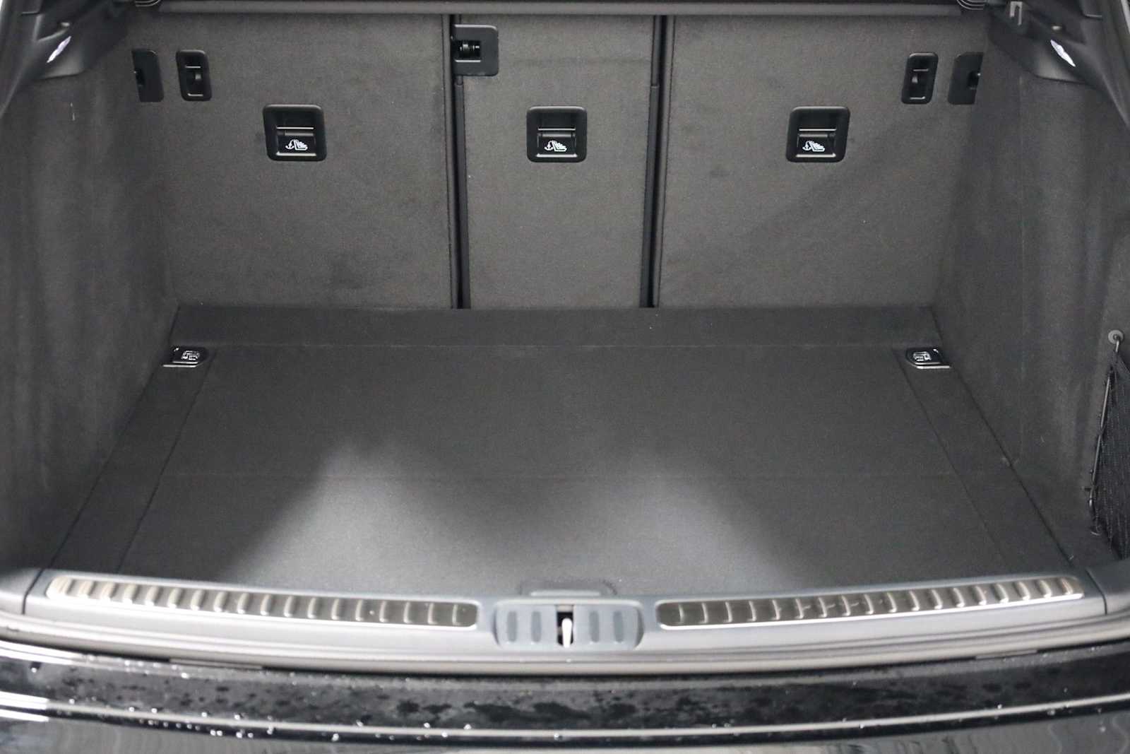 Thumbnail: 2026 Porsche Macan - 41