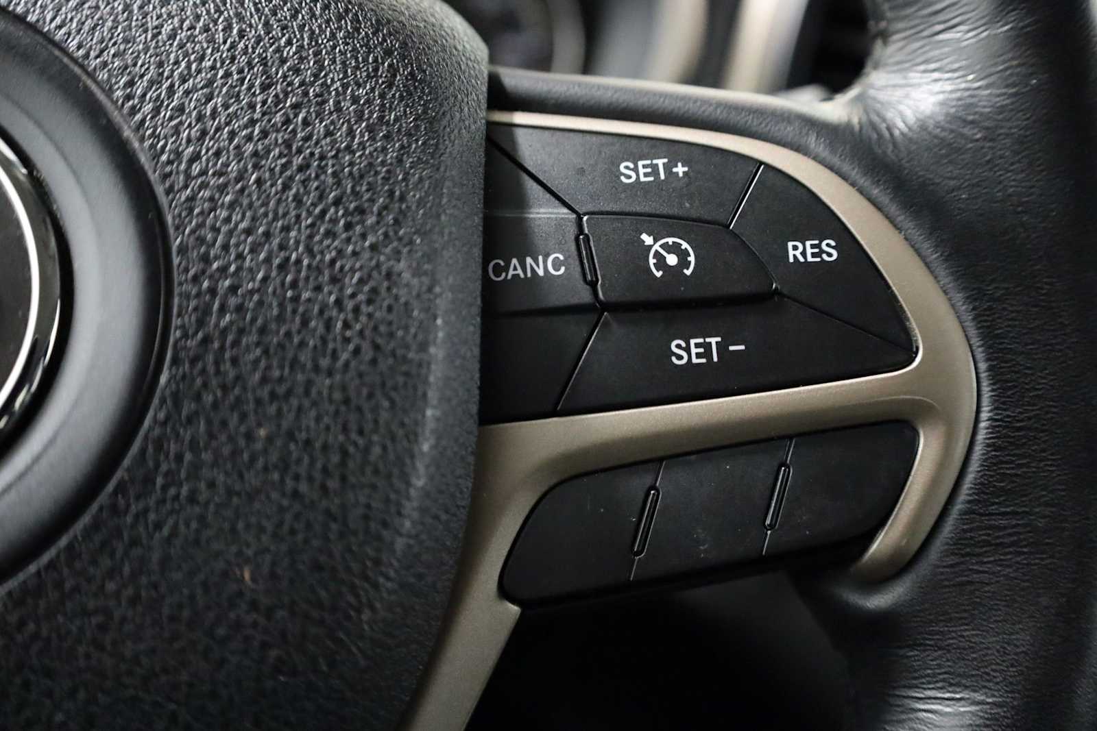 Thumbnail: 2016 Jeep Cherokee - 25