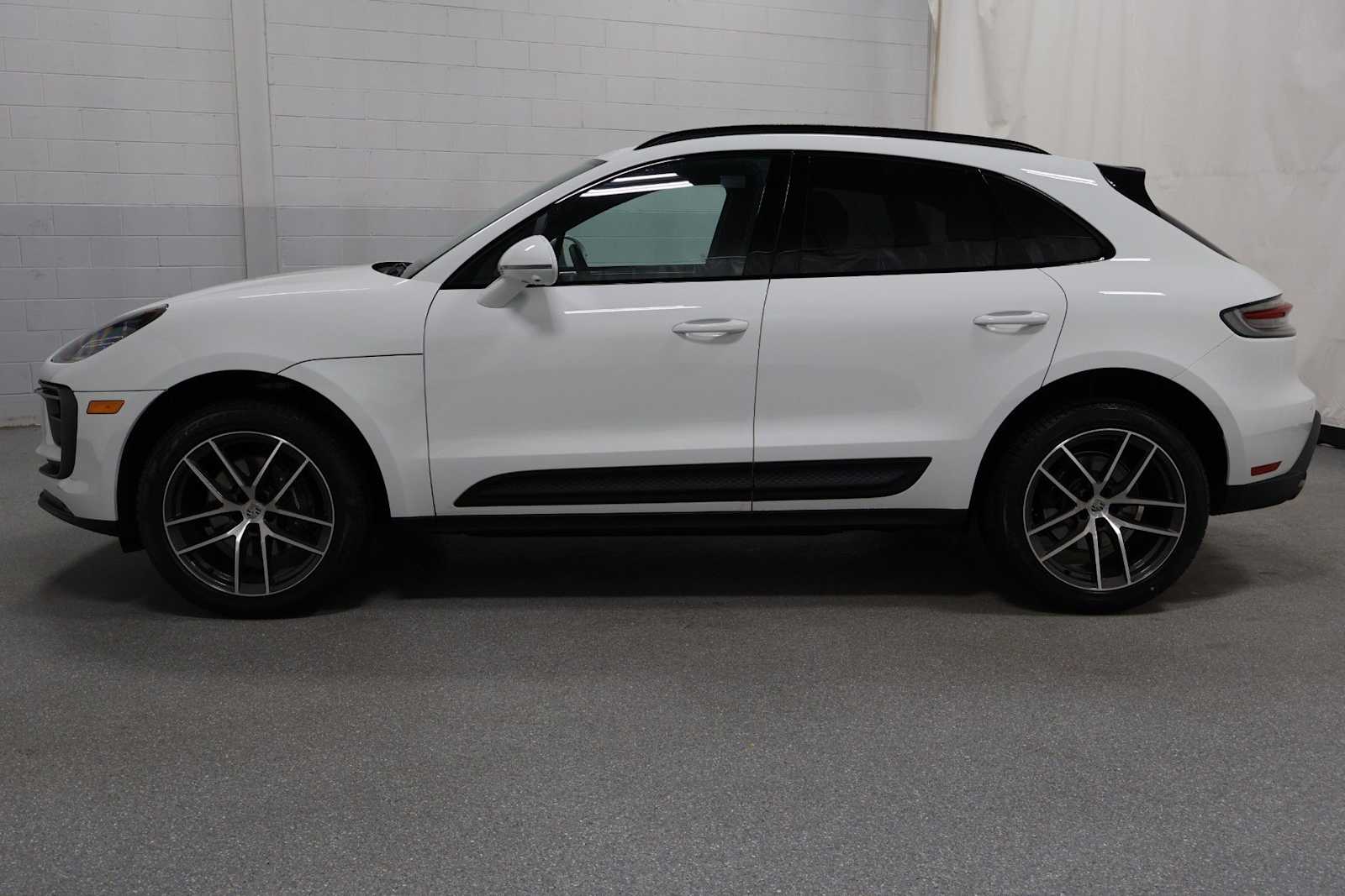 Thumbnail: 2026 Porsche Macan - 2