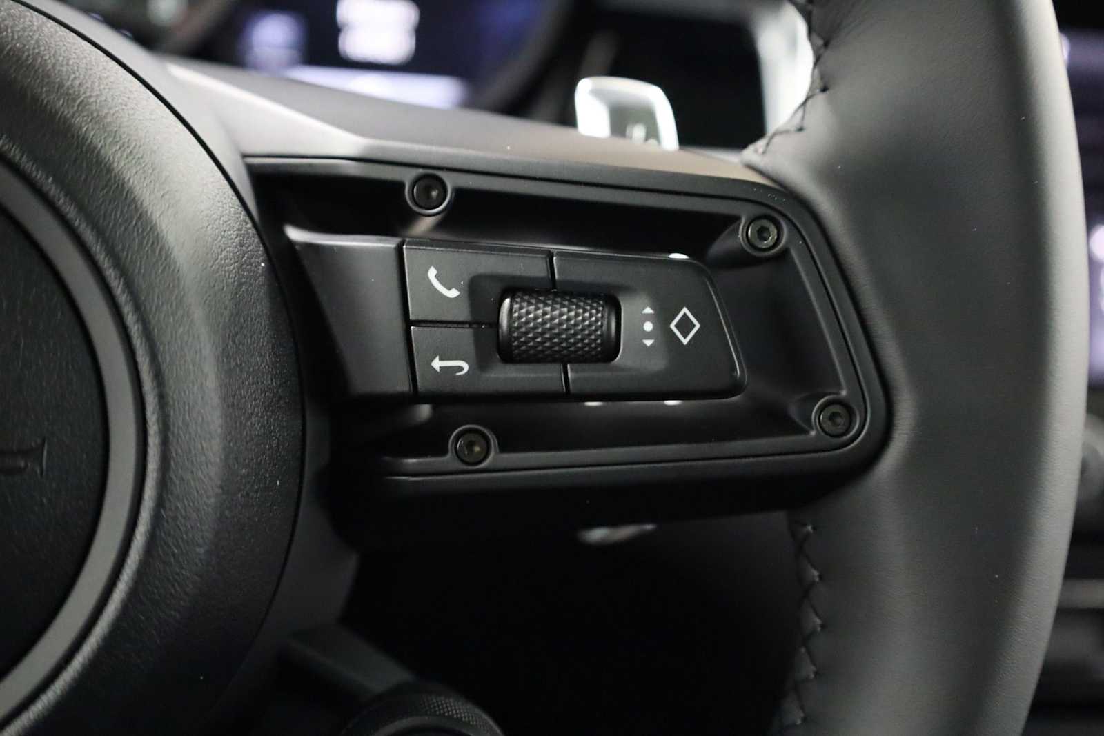 Thumbnail: 2026 Porsche Macan - 28