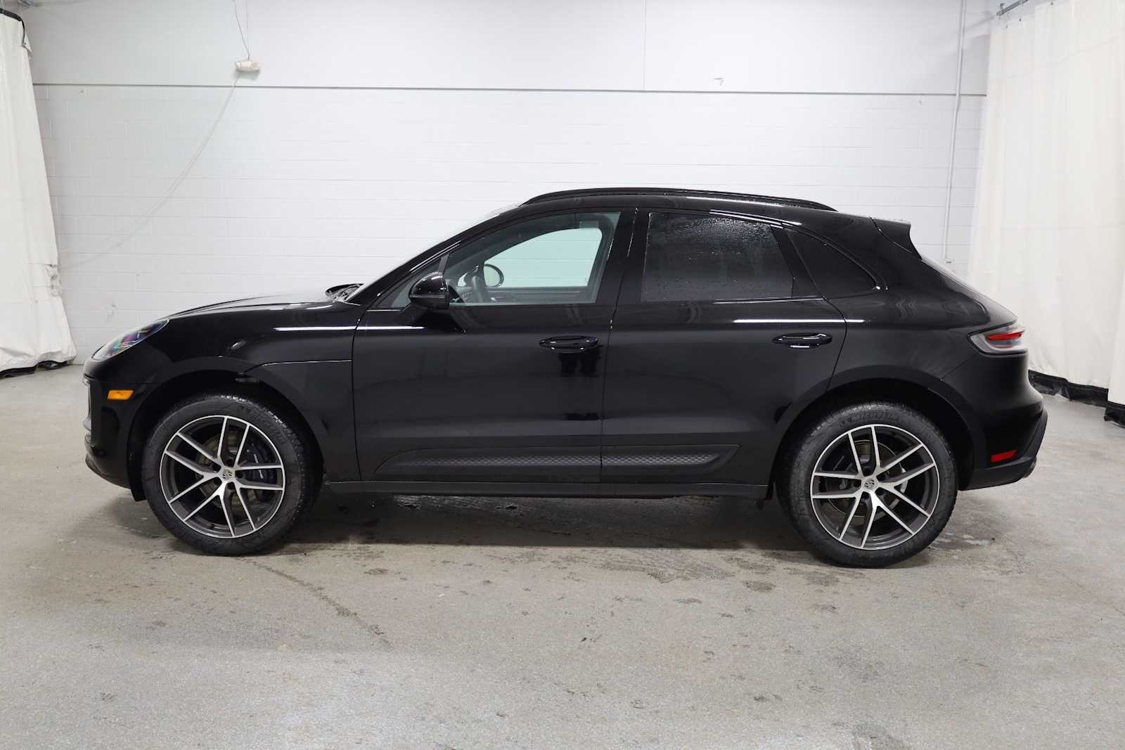 Thumbnail: 2026 Porsche Macan - 2