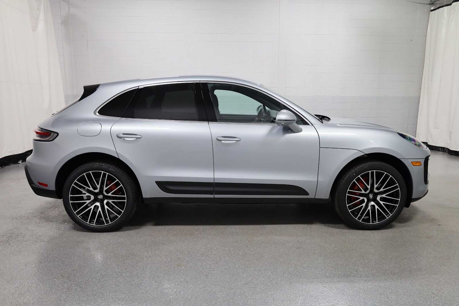 Thumbnail: 2026 Porsche Macan - 10