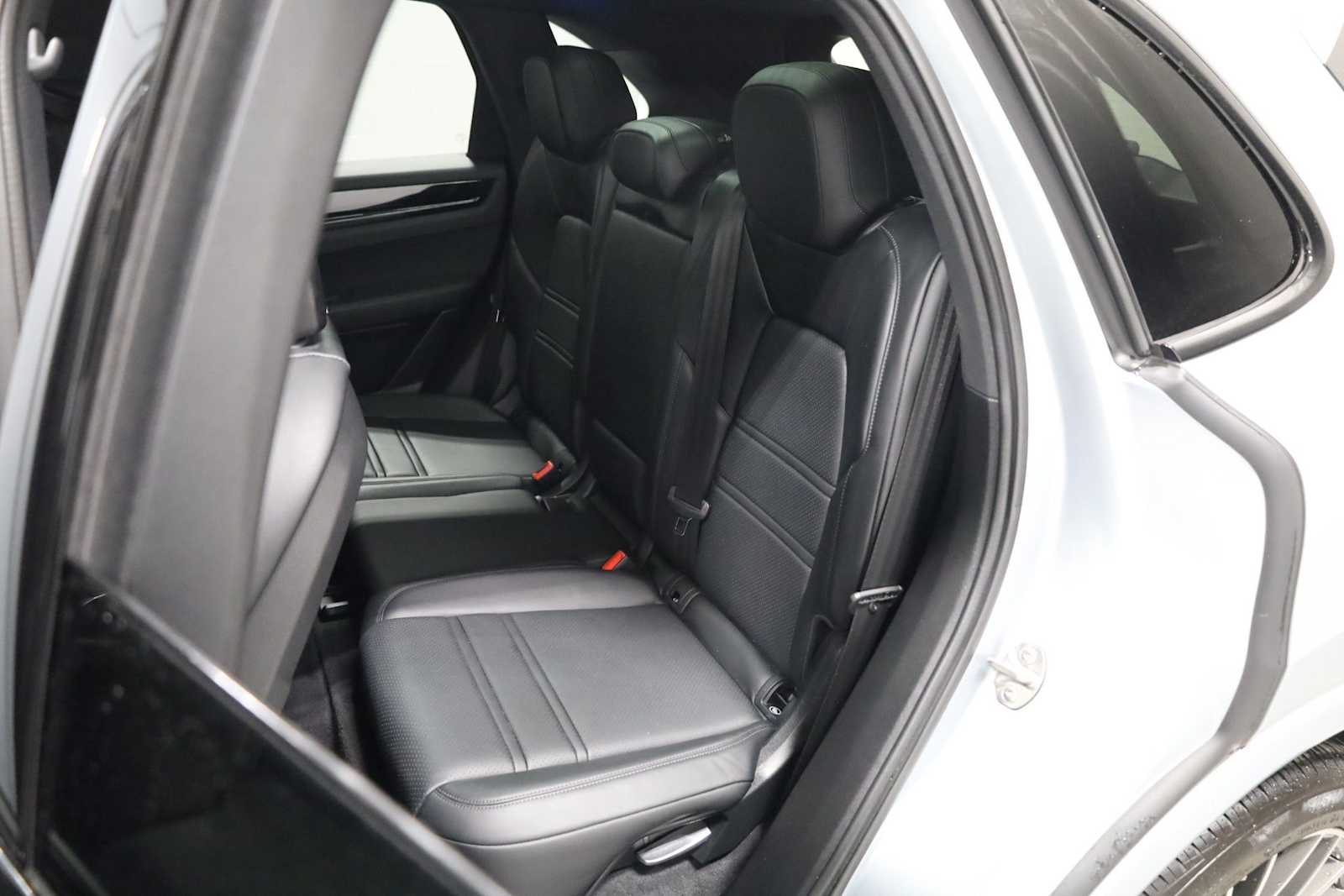 Thumbnail: 2021 Porsche Cayenne - 36