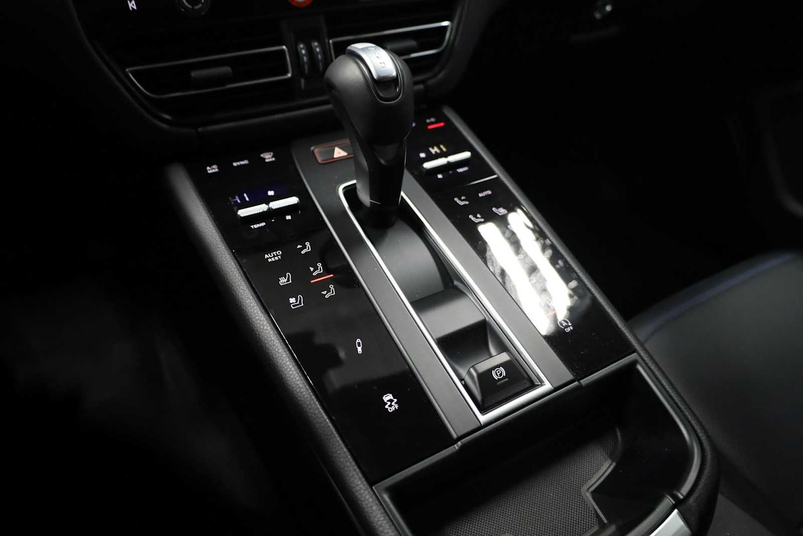 Thumbnail: 2025 Porsche Macan - 29