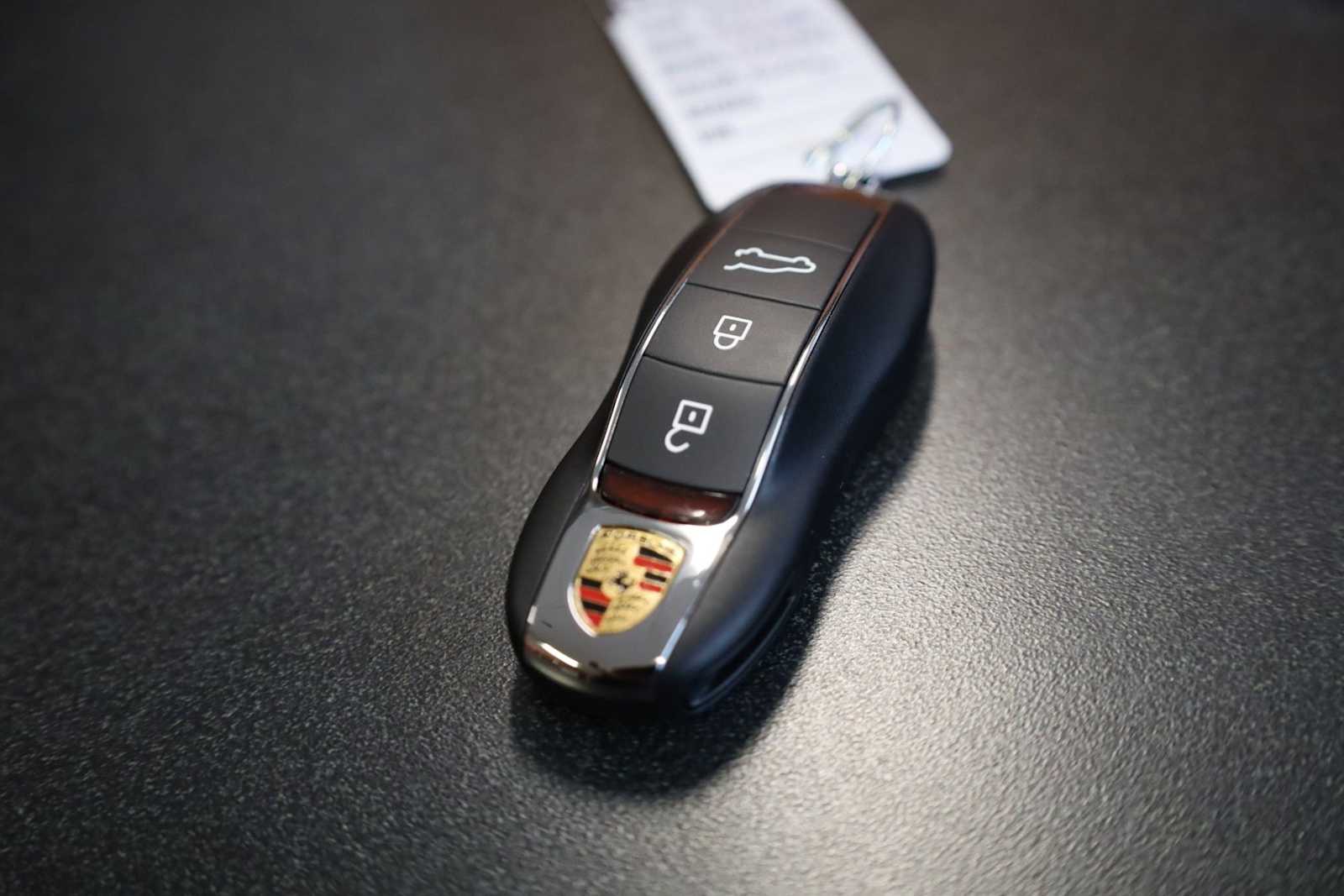 Thumbnail: 2026 Porsche Macan - 42