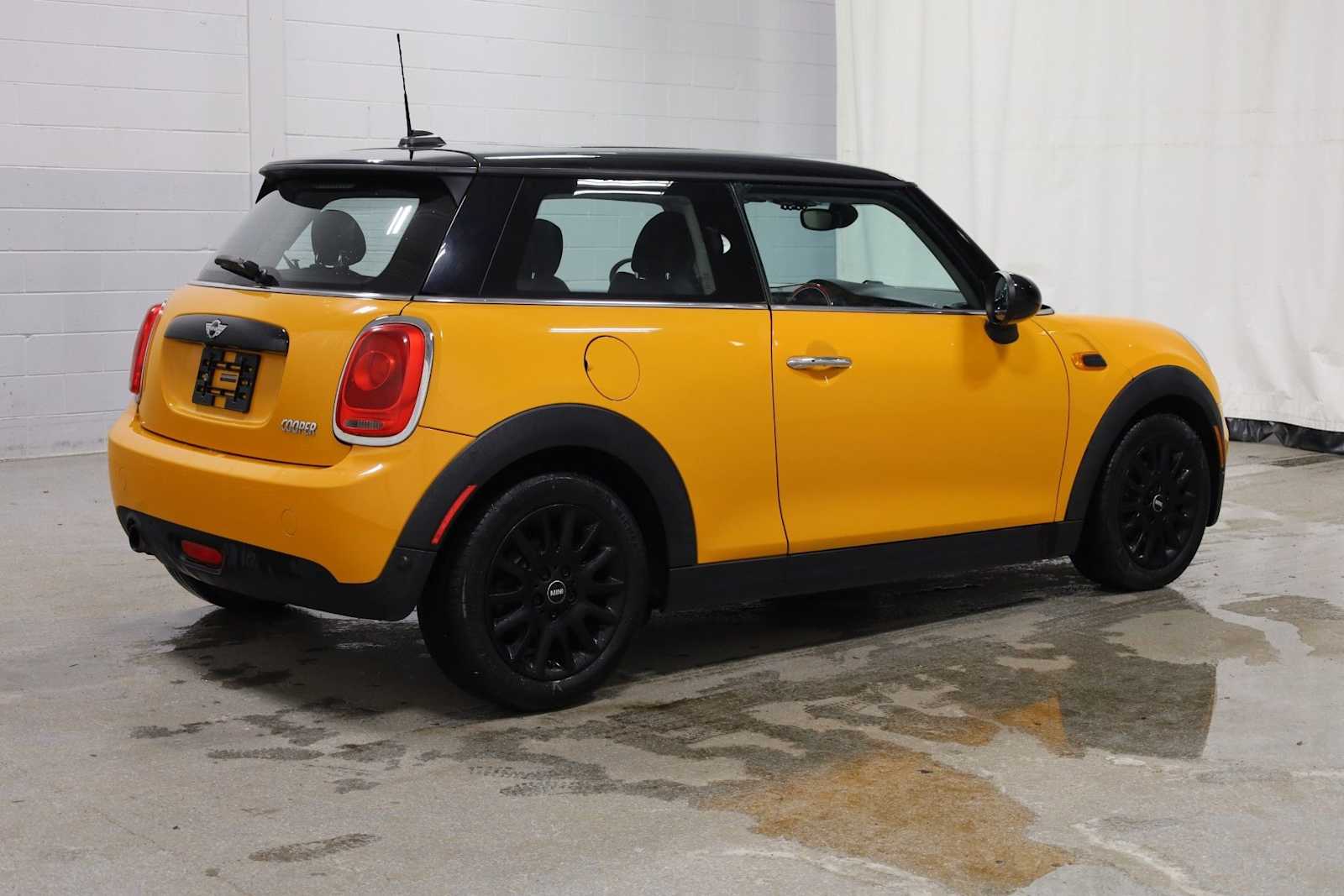 Thumbnail: 2016 MINI Cooper Hardtop - 9