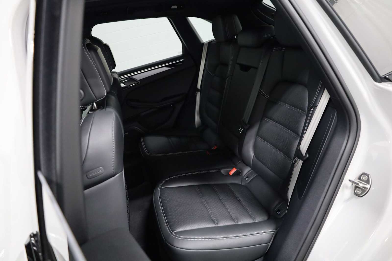 Thumbnail: 2026 Porsche Macan - 36