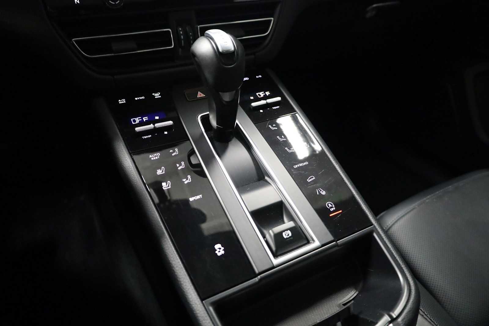 Thumbnail: 2023 Porsche Macan - 29