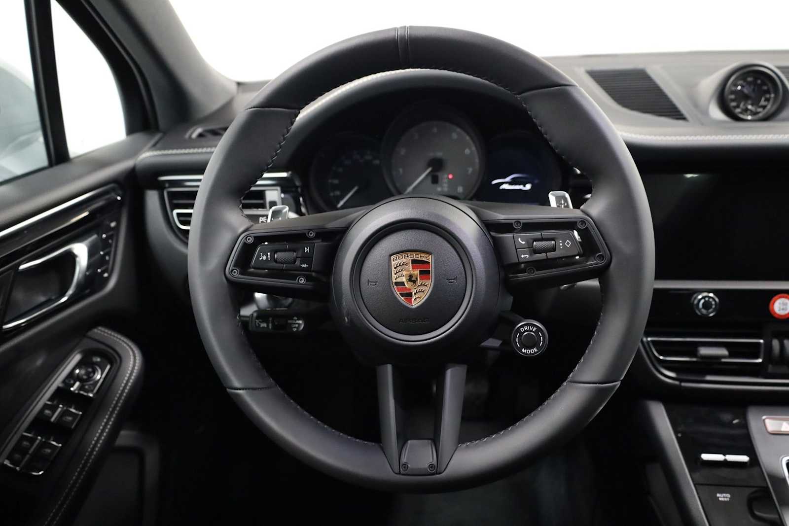 Thumbnail: 2026 Porsche Macan - 25